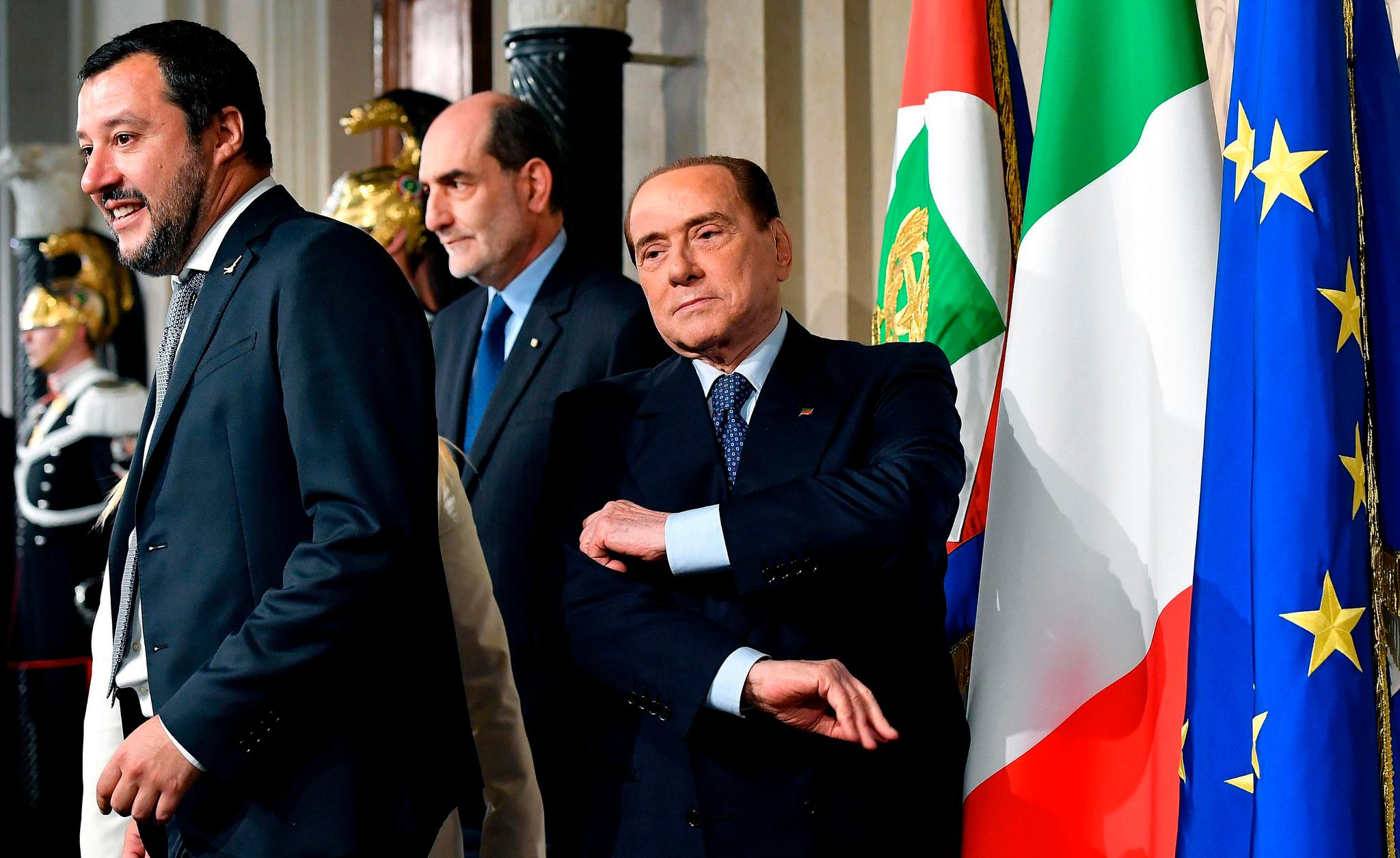 Silvio Berlusconi (t.h.) sammen med Ligaens leder Matteo Salvini etter samtaler med president Sergio Mattarella om en eventuelt regjering. Foto: Ettore Ferrari / ANSA via AP/ NTB scanpix