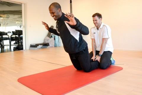I denne øvelsen holder partneren bena dine i ro, mens du senker deg ned mot gulvet. En tung øvelse for hele kroppen.