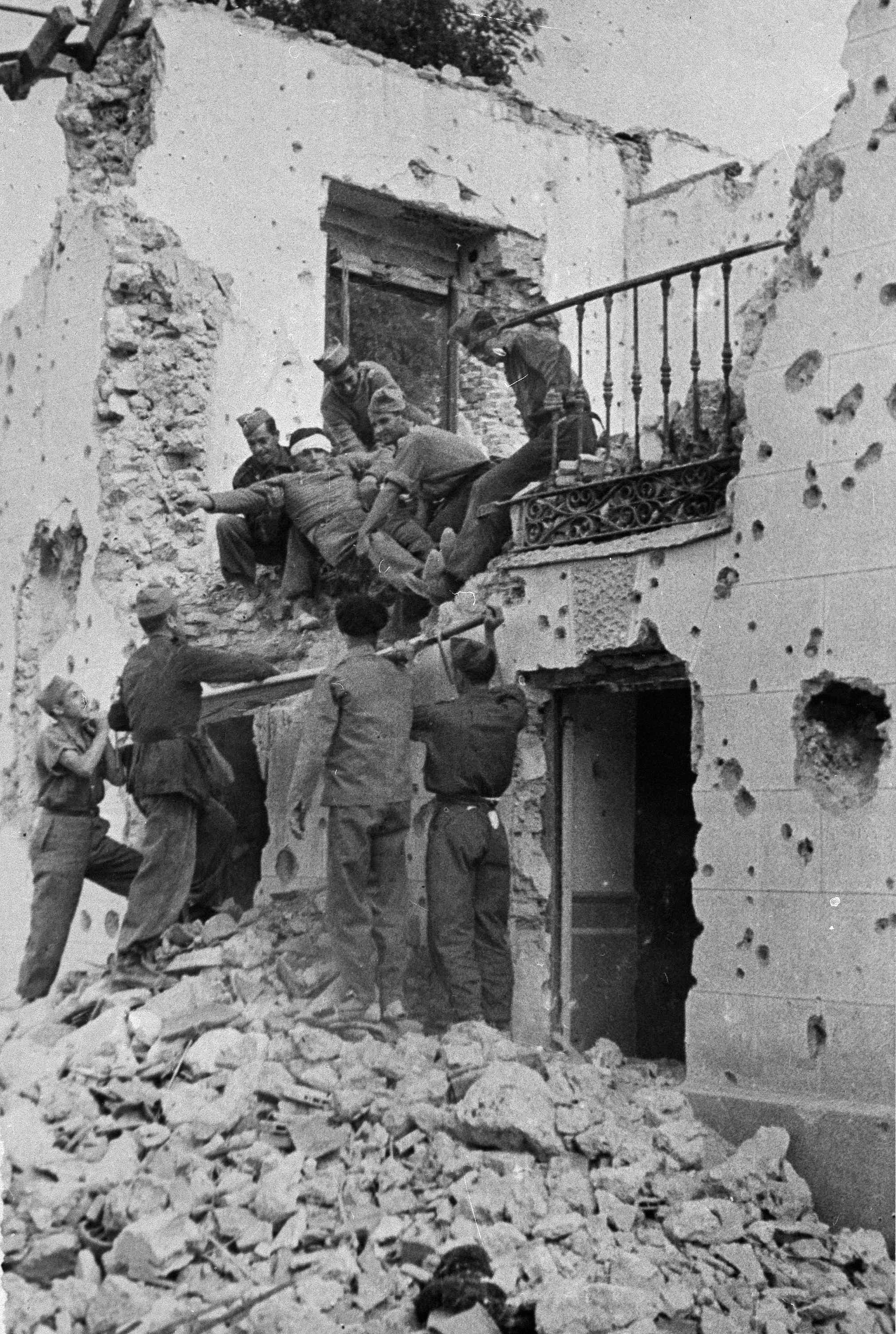  Regjeringssoldater evakuerer en såret soldat under kampene i Madrid i oktober 1937. 