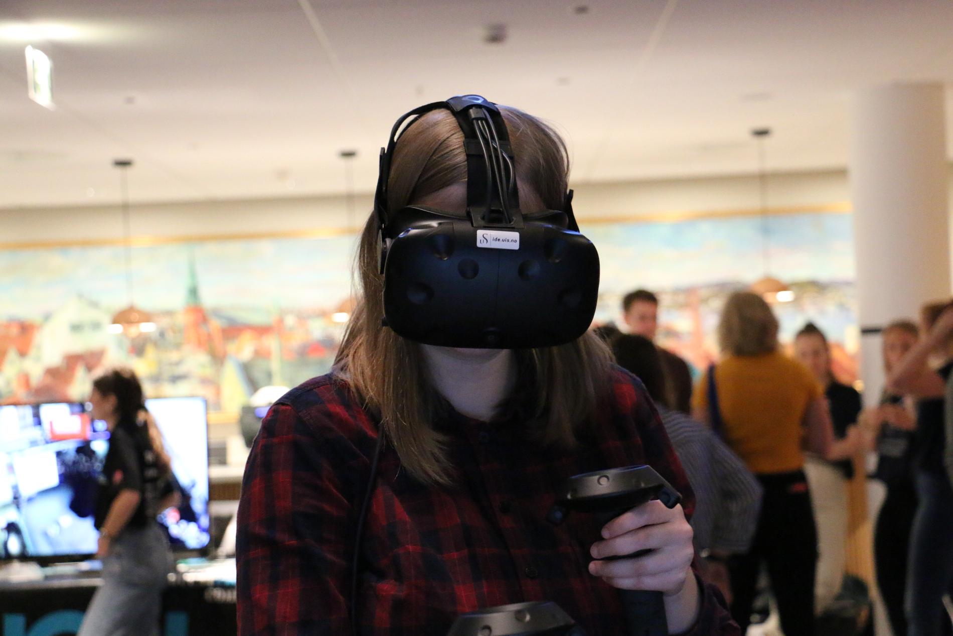 Kristine Mellemstrand er interessert i teknologi, og ønsket å se hva som finnes, hun endte derfor opp på arrangementet, og fikk prøve VR-briller.