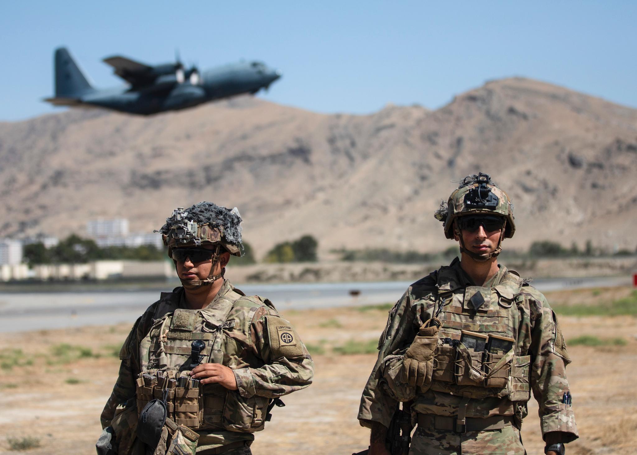 Amerikanske styrker har ansvaret for sikkerheten ved Kabuls flyplass. Nå ber både USA og Storbritannia sine borgere om å unngå flyplassen på grunn av fare for terrorangrep.