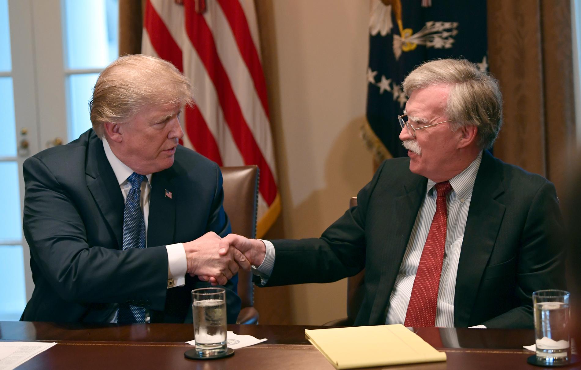 USAs president Donald Trump sammen med nasjonal sikkerhetsrådgiver John Bolton i Det hvite hus. Nå går Bolton av. Foto: Susan Walsh / AP / NTB scanpix