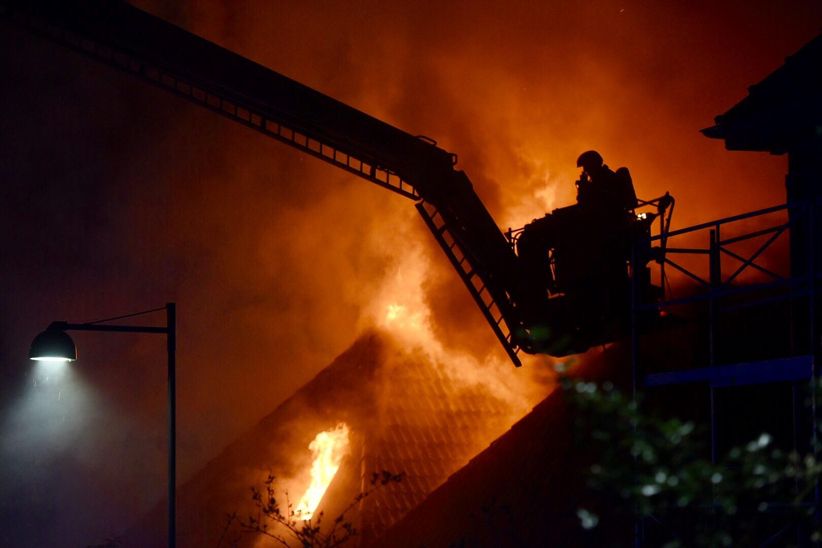 EVAKUERT: Mange mennesker er evakuert fra boligene sine etter at det brøt ut brann i to hus på Sydnes natt til søndag.