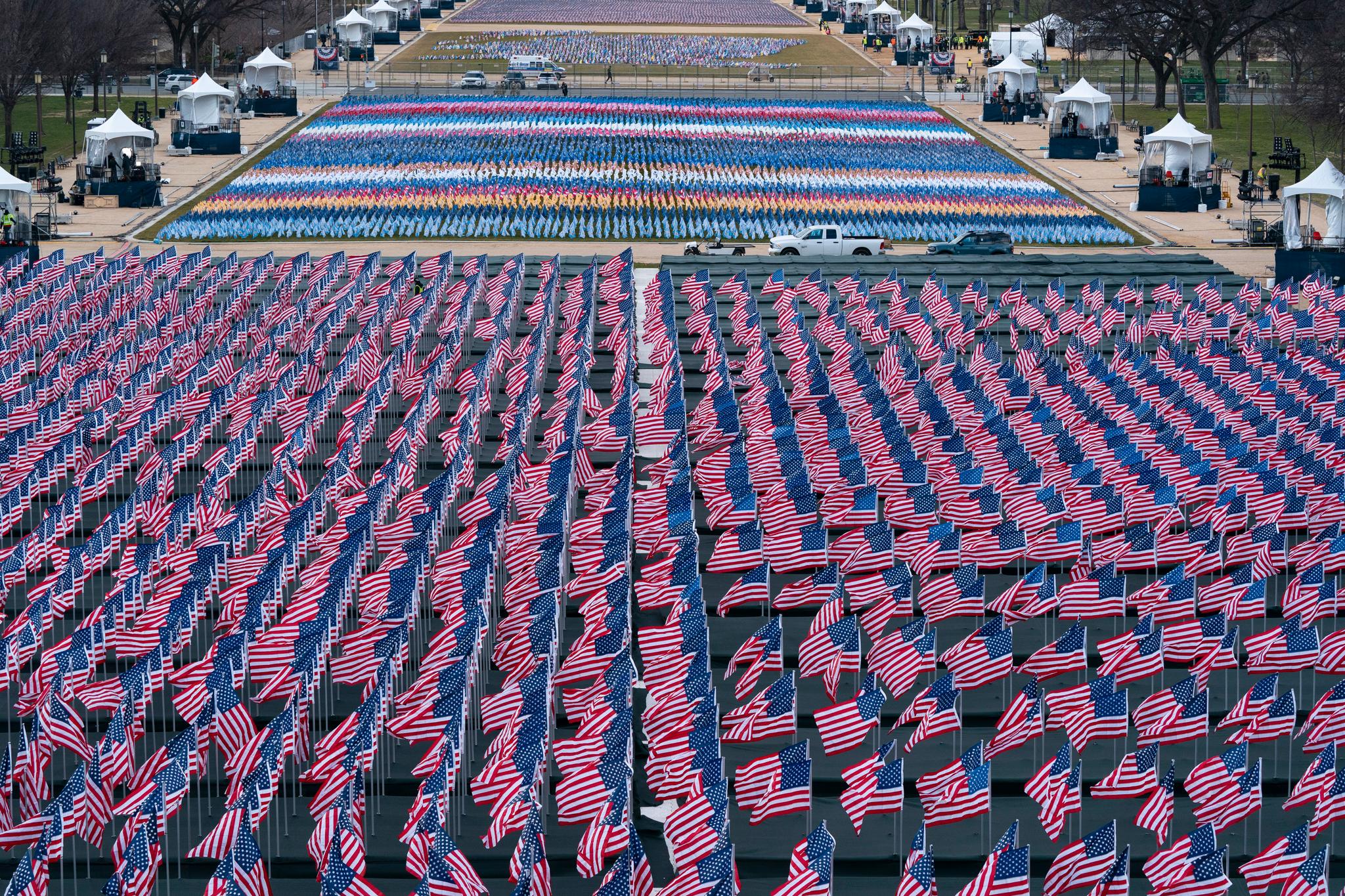 191.500 amerikanske flagg og 56 lyspilarer er plassert på National Mall.