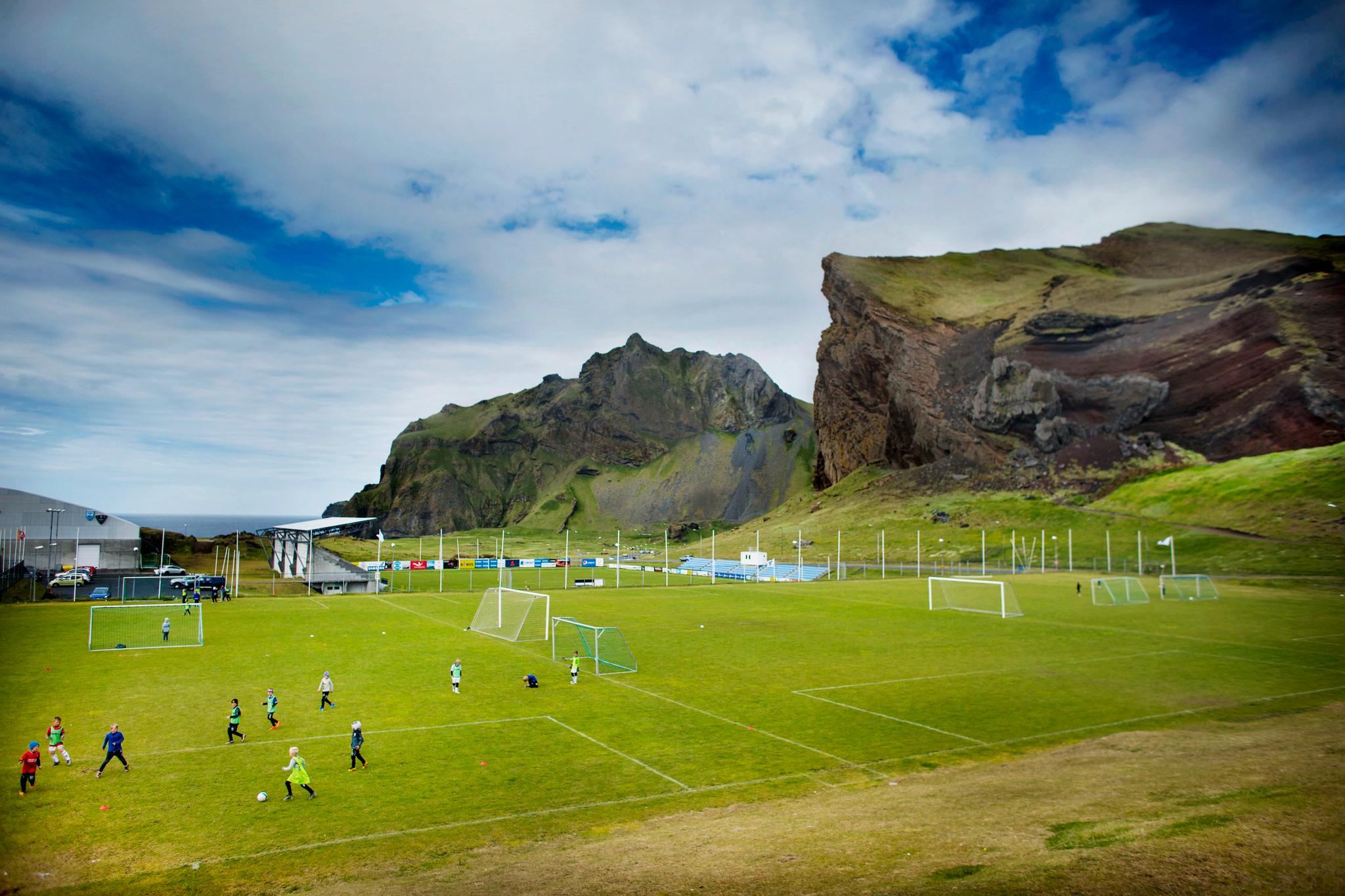 Island på sitt råeste. Hásteinsvöllur på Heimaey på den vulkanske øygruppen Vestmannaeyjar ved sørkysten av Island. Her er det fotballskole.