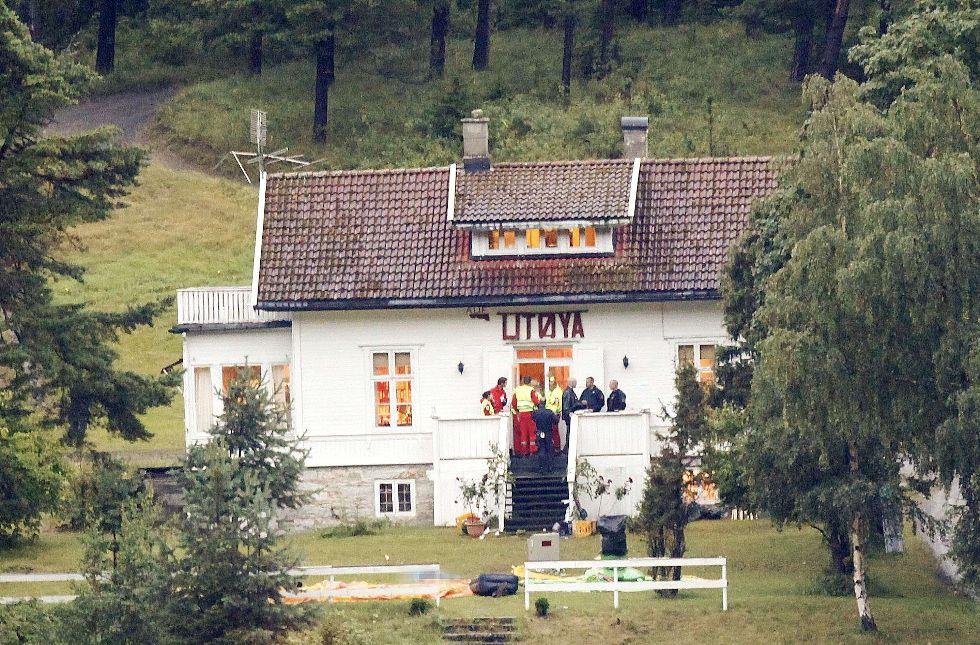 Dette bildet er tatt tre timer etter at drapsmannen Anders Behring Breivik ble pågrepet. Bildet viser ambulanse- og politifolk på balkongen foran det gamle hovedhuset. På gresset foran huset ligger noen av ofrene. Et rausest mulig demokrati etter terroren i 2011 fordrer et skille mellom hatefulle ytringer og hat overfor overgriperen, mener kronikkforfatter Odin Lysaker. 