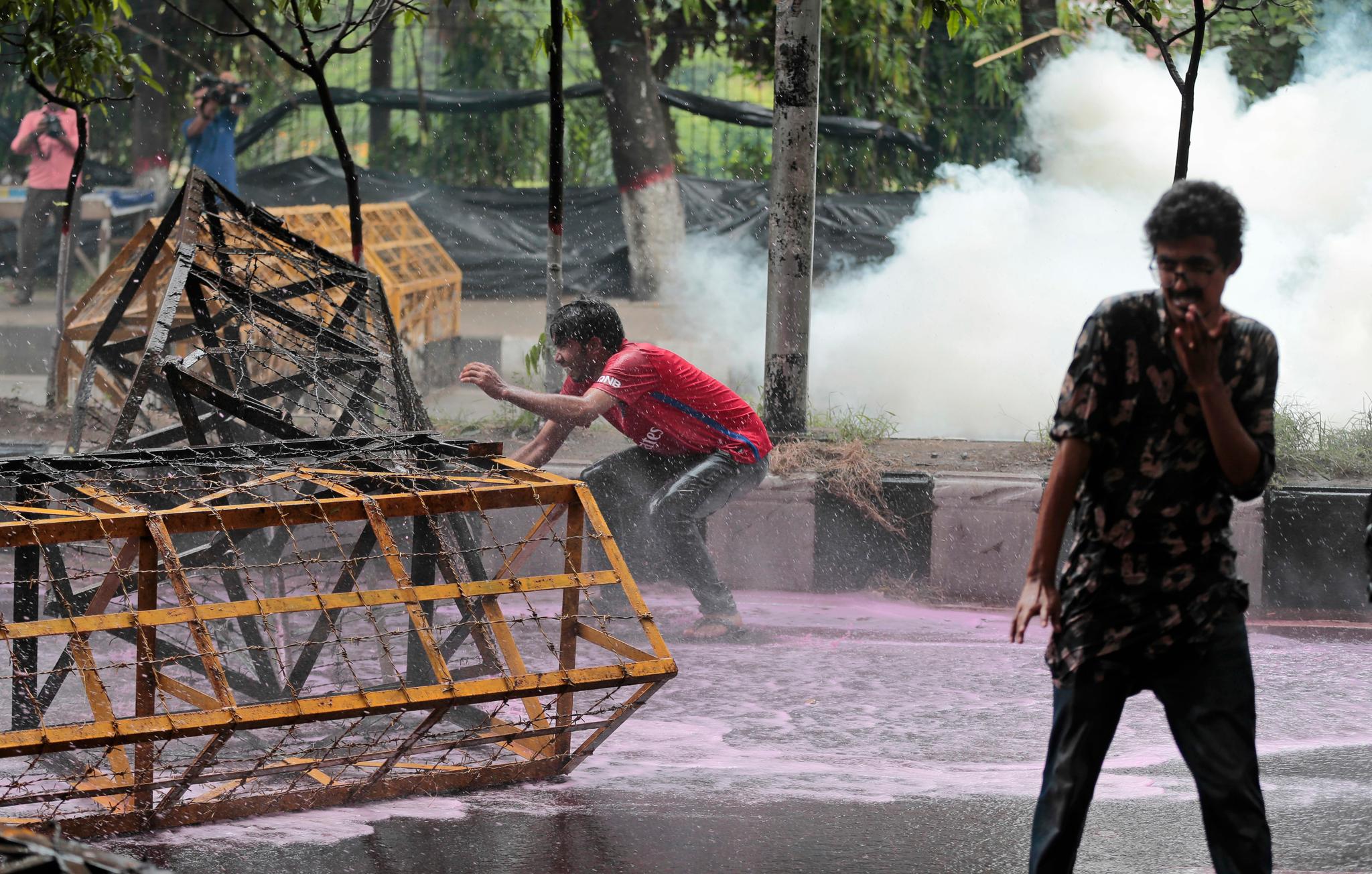 Demonstranter i Dhaka ble fredag stoppet av tåregass, vannkanoner og piggtrådsperringer.