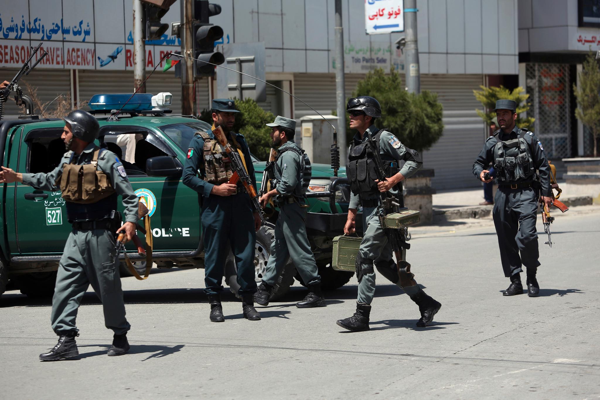 I Afghanistans hovedstad er to politistasjoner blitt angrepet av selvmordsbombere. Sikkerhetsstyrker rykket raskt inn. 