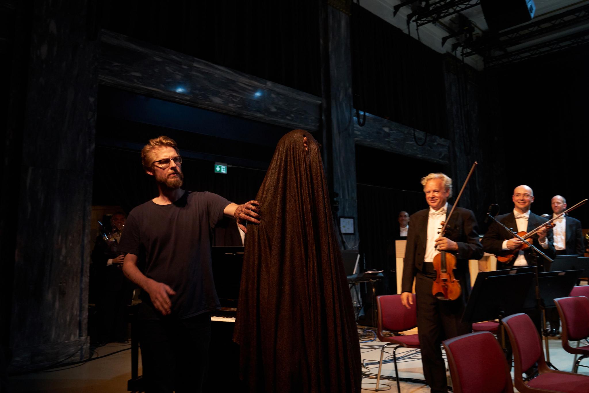 Komponist Trond Reinholdtsen (til venstre) opptrådte sammen med personifiseringen av «den rene musikalske idé» som spøkelse.