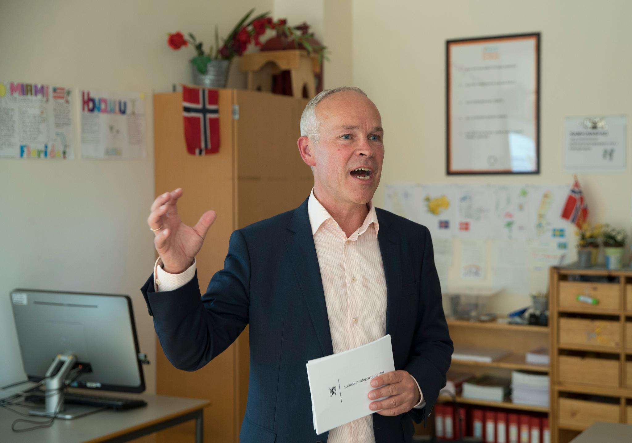 Kunnskaps- og integreringsminister Jan Tore Sanner (H) ha bedre organisering av skoleåret i videregående. 