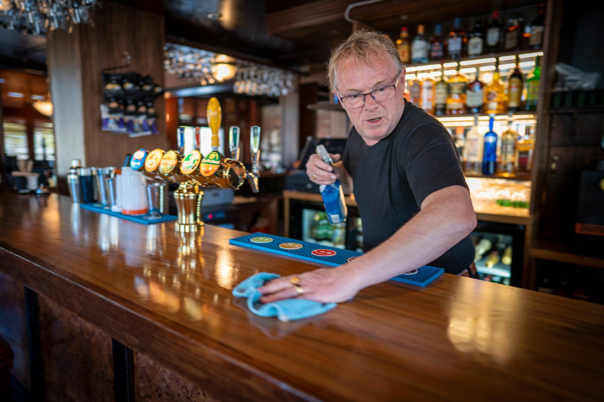 Per Sandberg, her i puben han har åpnet i Halden, har meldt seg ut av Fremskrittspartiet. 