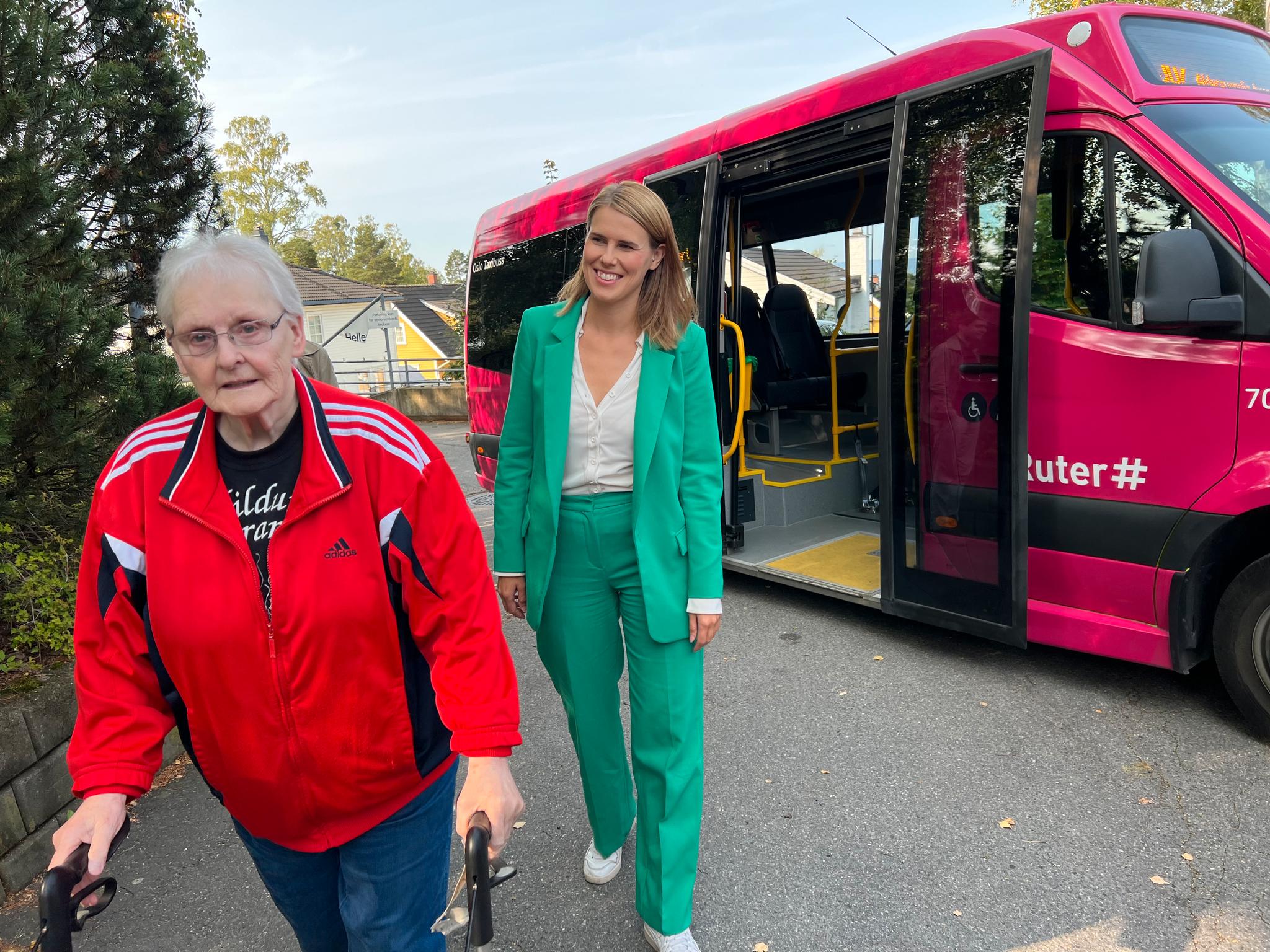 Grete Breson (89) blir kjørt fra dør til dør i en rosa buss. Hun er svært fornøyd med tilbudet. Her sammen med samferdselsbyråd Sirin Stav (MDG).