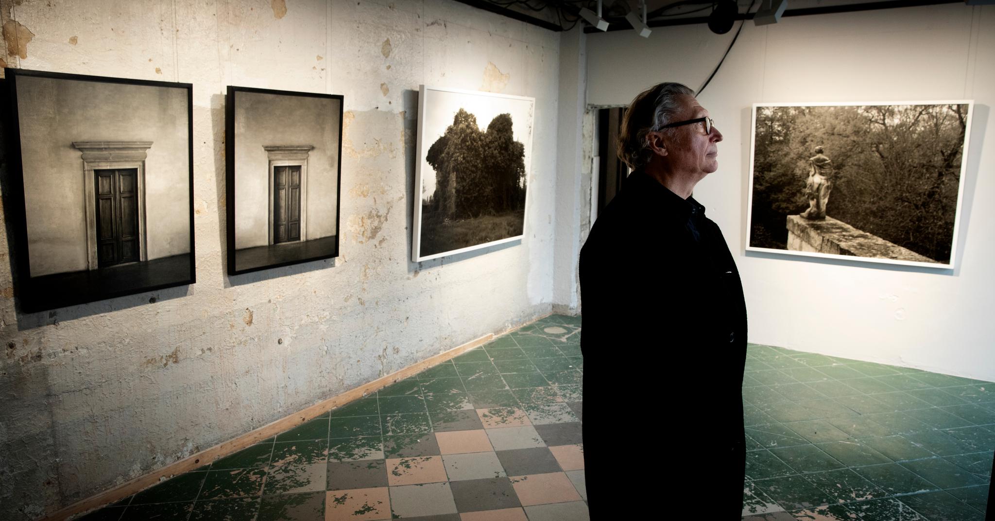 Dag Alveng retter oppmerksomheten mot gamle kulturbygg i sin utstilling i Shoot Gallery på Frogner i Oslo.