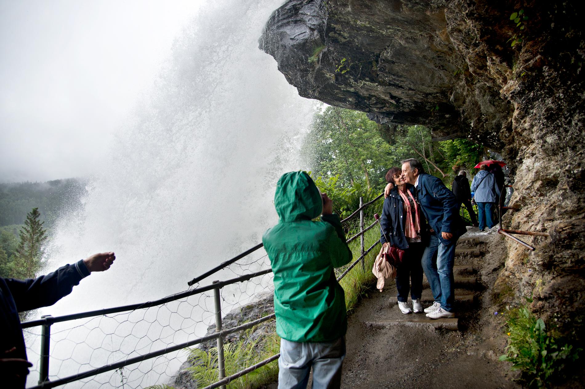 FOSSEN: Du kan rusle bak steinsdalsfossen. Her er turister på besøk i 2013. Hver sommer er det mye turister her. 