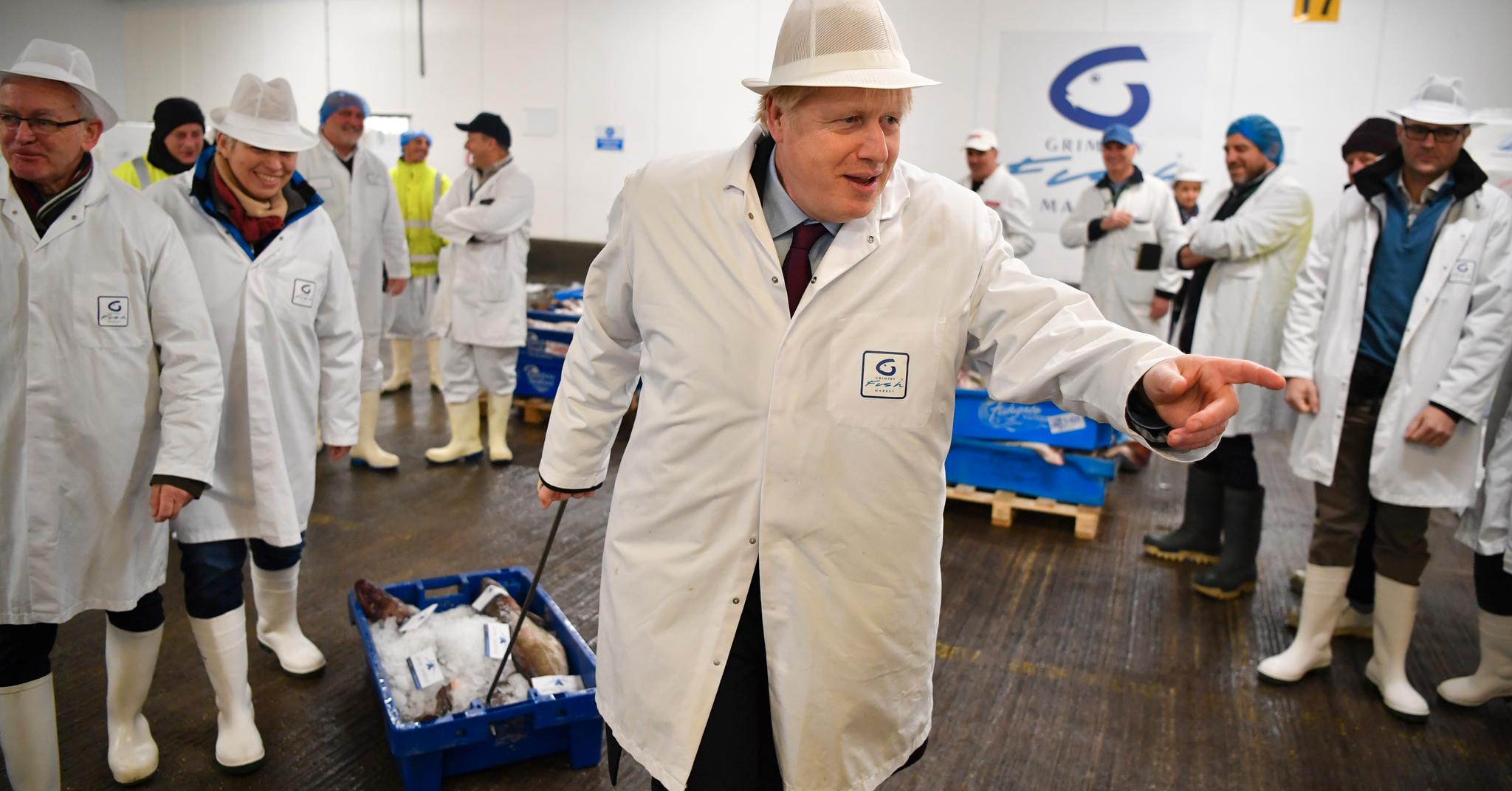 For statsminister Boris Johnson i Storbritannia er spørsmål om fiskeeksport og kvoter blant det som må løses i forhandlinger fremover. Her han fotografert under valgkampen i desember i fjor da han besøkte fiskemarkedet i Grimsby. 