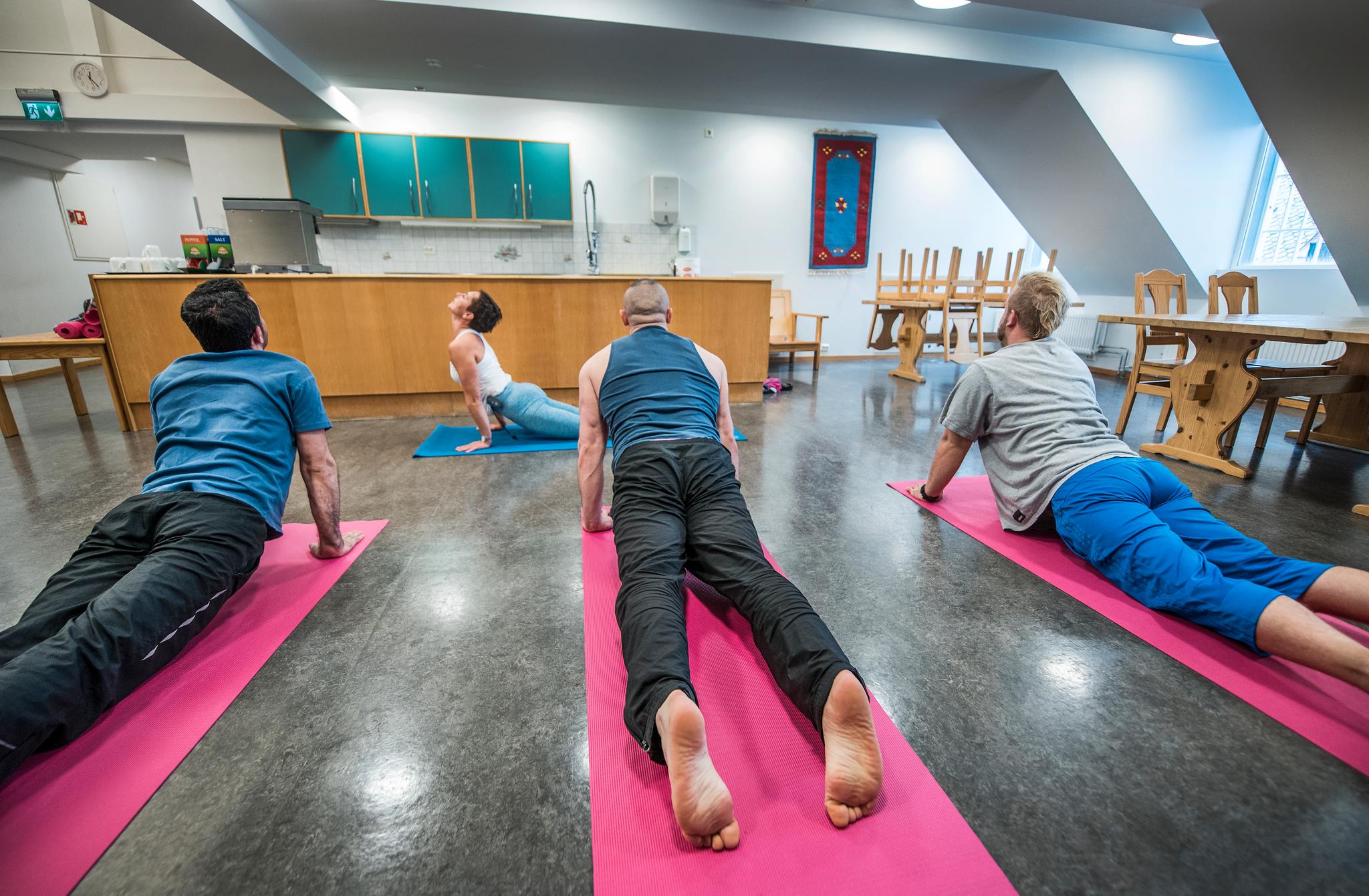 På oppholdsrommet: Under mønet i Ålesund fengsel undervises det i yoga to ganger i uken, 90 minutter hver gang. 