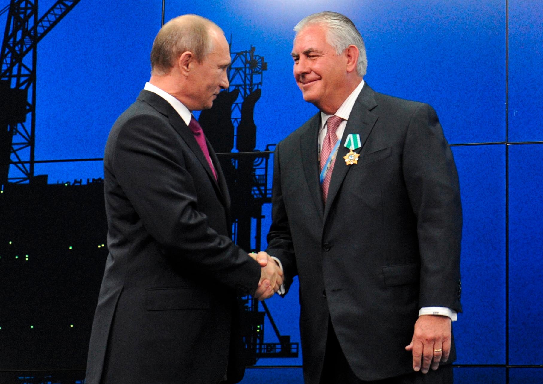 Rex Tillerson fikk utdelt en vennskapsmedalje av Putin da han var sjef i oljeselskapet Exxon Mobil. Denne gangen får han kanskje ikke en gang møtt Putin. 