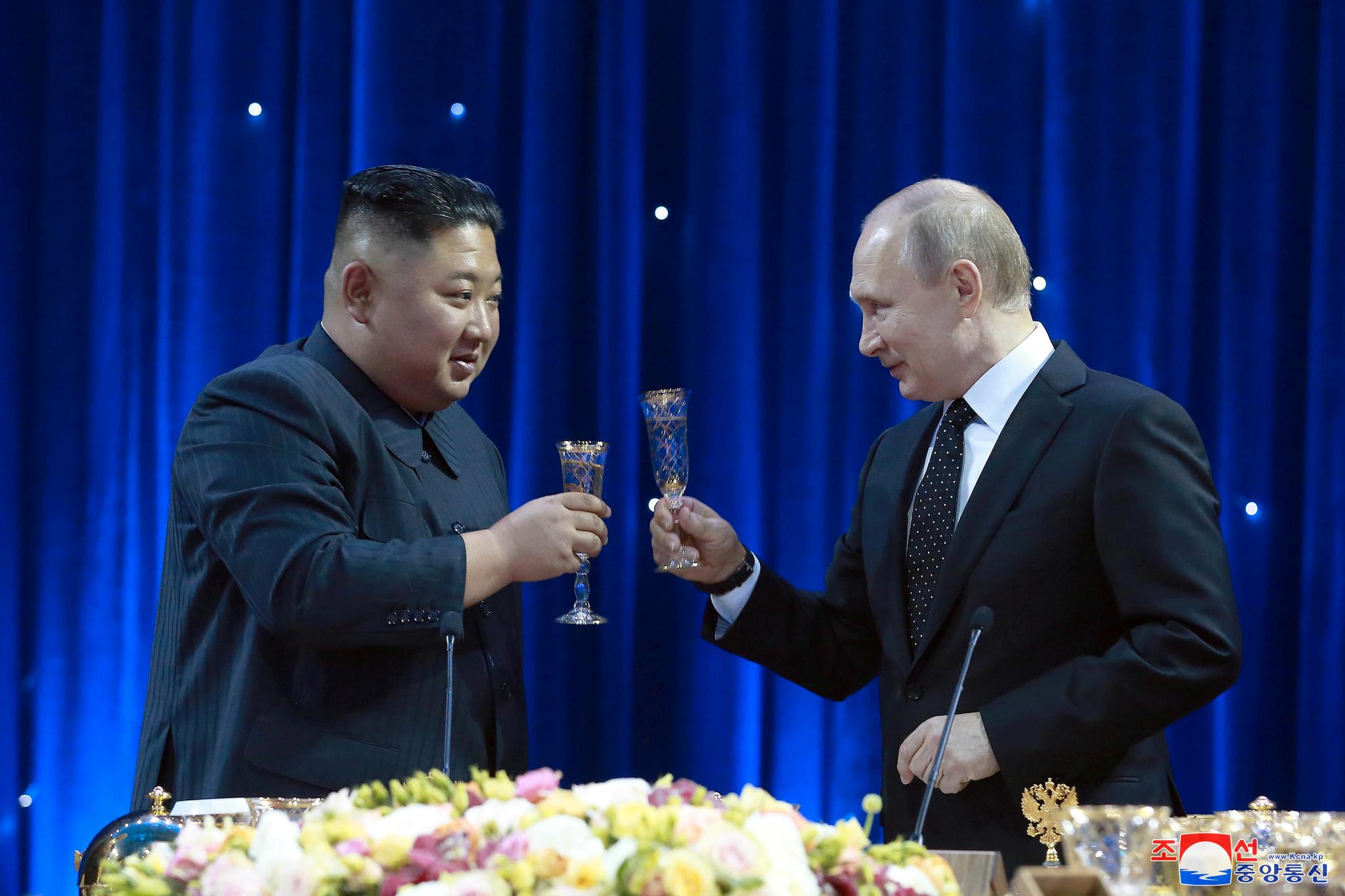 Denne ukens hjertelige rendezvous mellom diktatoren i Kreml og diktatoren i Pyongyang vakte en viss oppsikt, skriver kronikkforfatteren. Her fra et tidligere møte mellom Kim Jong-un og Vladimir Putin i 2019.
