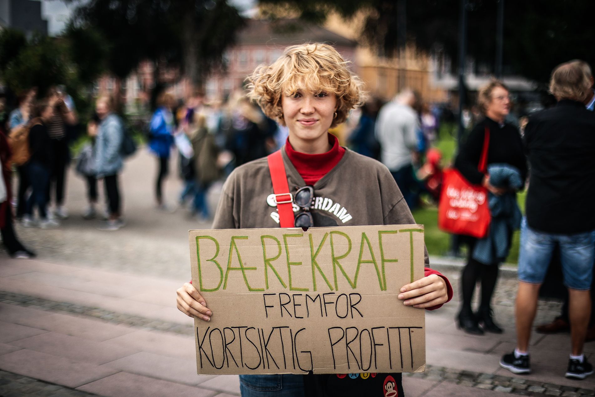 Jenny Marie Lindekleiv Nygård (15) møtte opp på Klimabrølet for å uttrykke misnøye med politikerne. 