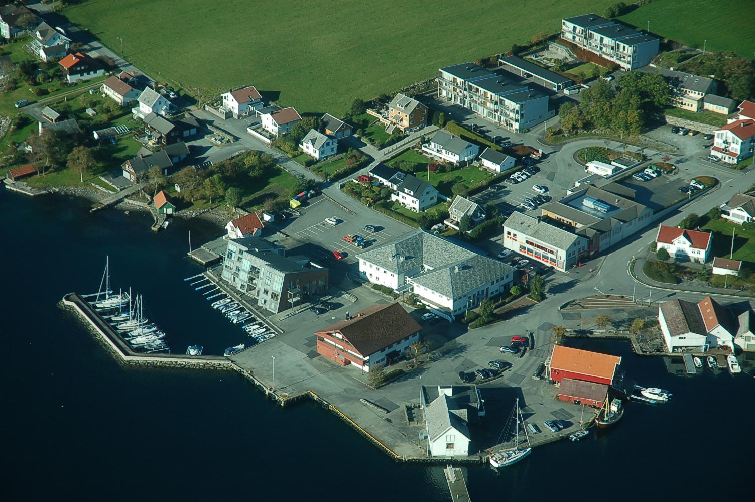 Det er på kaien i Vikevåg nybygget er tenkt.|Vikevåg slik Rennesøy kommune tenkte seg utviklinga.