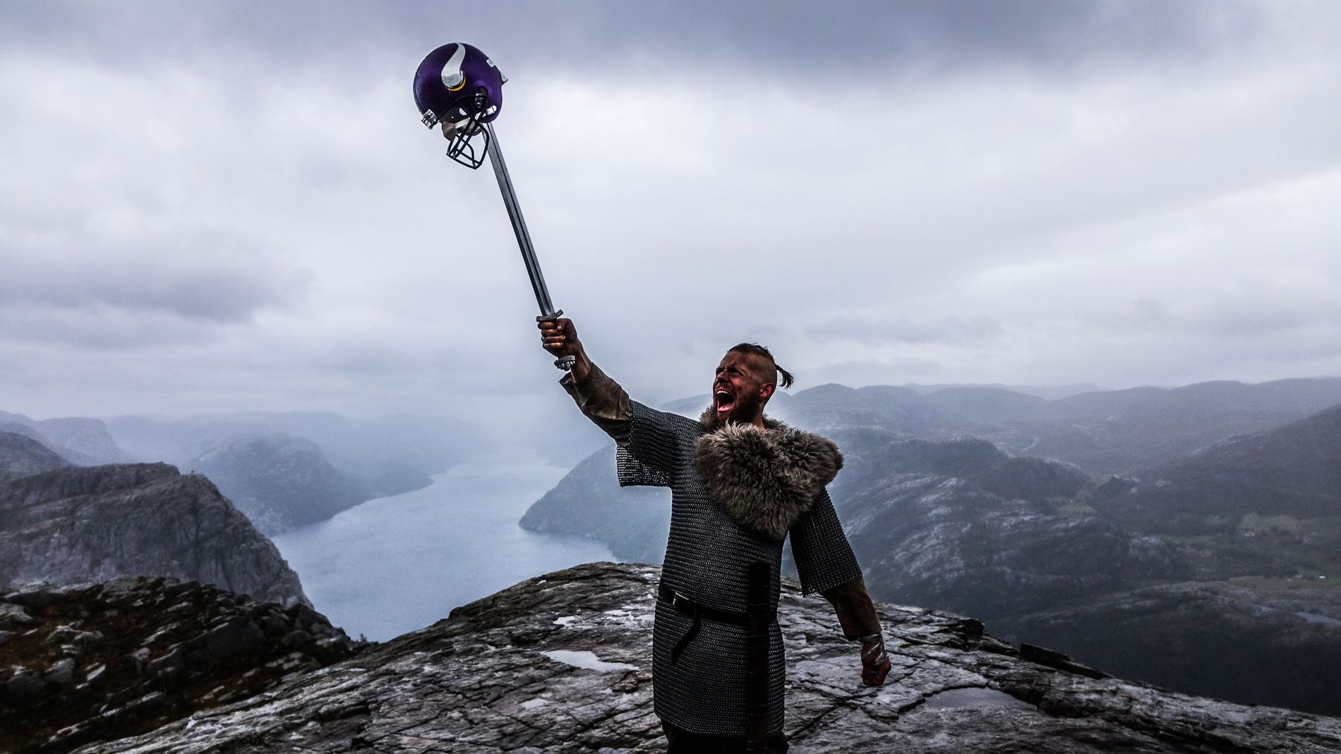 Espen Hatleskog i rollen som viking i reklamefilmen for Minnesota Vikings. Denne scenen er fra Preikestolen.