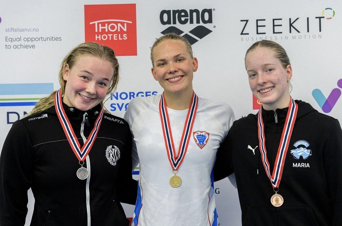Ingrid Elise Borgstrøm (t.v) svømte inn til sølvmedalje i NM.