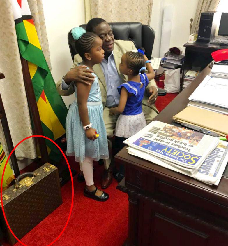 Emmerson Mnangagwa la ut bilder fra presidentkontoret på morsdagen og oppfordret folk til å være sammen med sine kjære. Men mange la mer merke til kofferten (innringet) enn presidentens barnebarn.