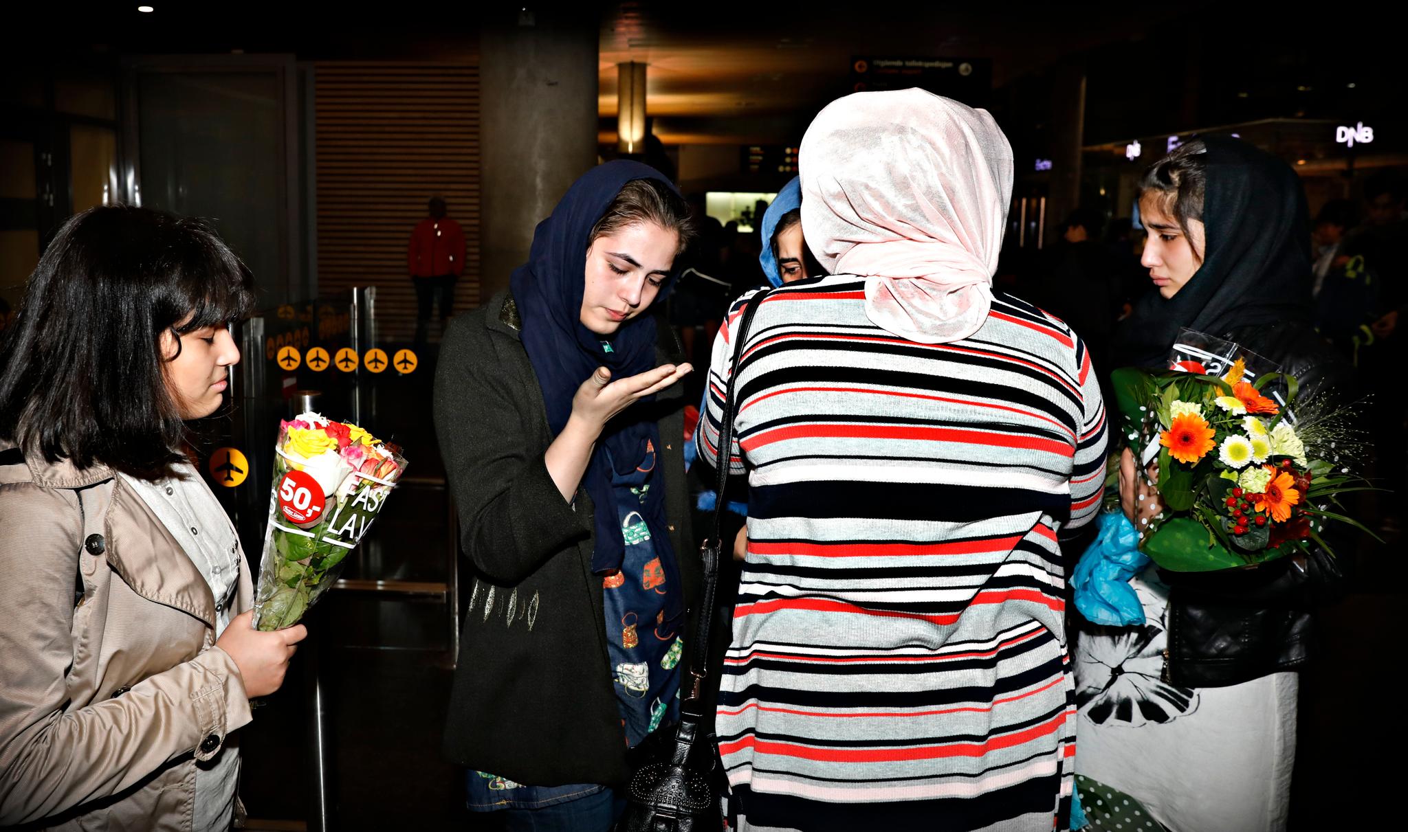 Jentene er preget av tre år med usikkerhet, skuffelser og savn. Og en lang, slitsom flyreise. På Gardermoen kommer tårene da (f.v.) Maryam, Shewa, Shamina og Waheeda endelig kan klemme mamma. 