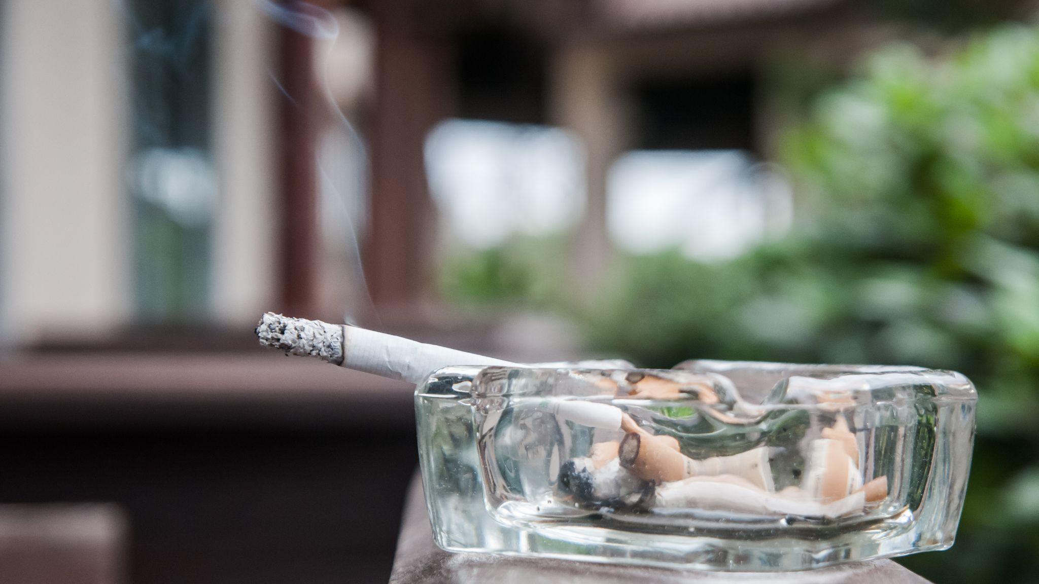 NABORØYK: Naboens røykevaner kan være til plage for omgivelsene.