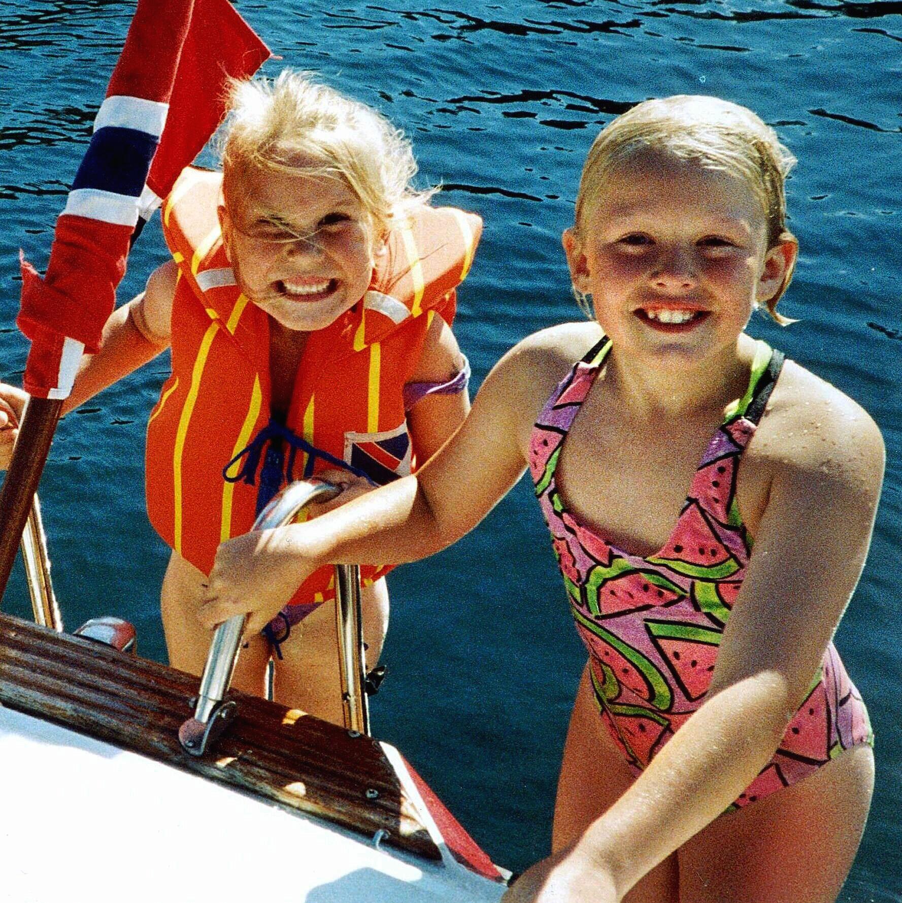 8 år gamle Stine Sofie Sørstrønen (t.v.) og 10 år gamle Lena Sløgedal Paulsen ble drept i Baneheia 19. mai i år 2000.