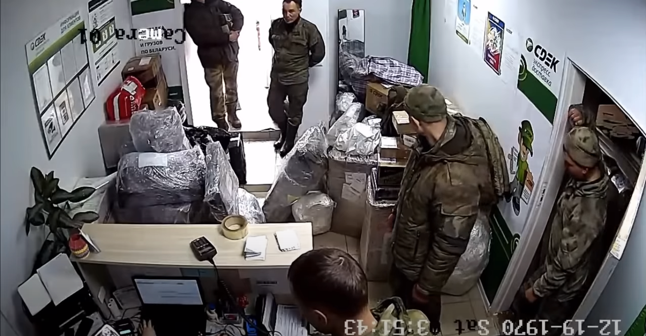 En tre timer lang Youtube-video viser russiske soldater på et postkontor i Hviterussland. 