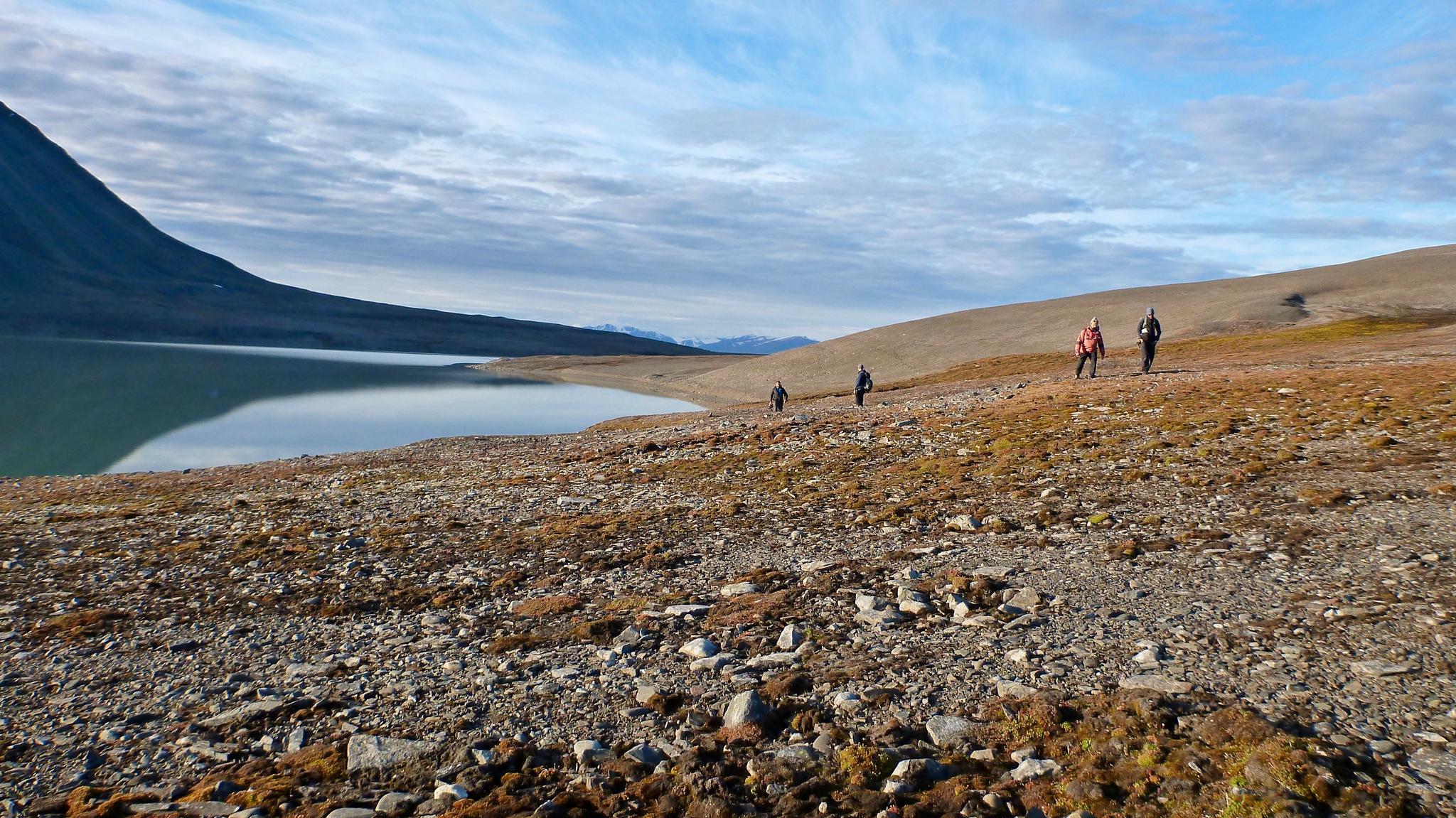 Forskarar frå Bjerknessenteret på feltarbeid ved Vårfluesjøen, på nordkysten av Svalbard, i september 2017. Her har me henta opp prøver frå botnen av innsjøen for å undersøke tidlegare breaktivitet og flaumar. Dette fortel oss om periodar med hyppigare nedbørsflaumar i perioden frå 9000 til 6000 år sidan.