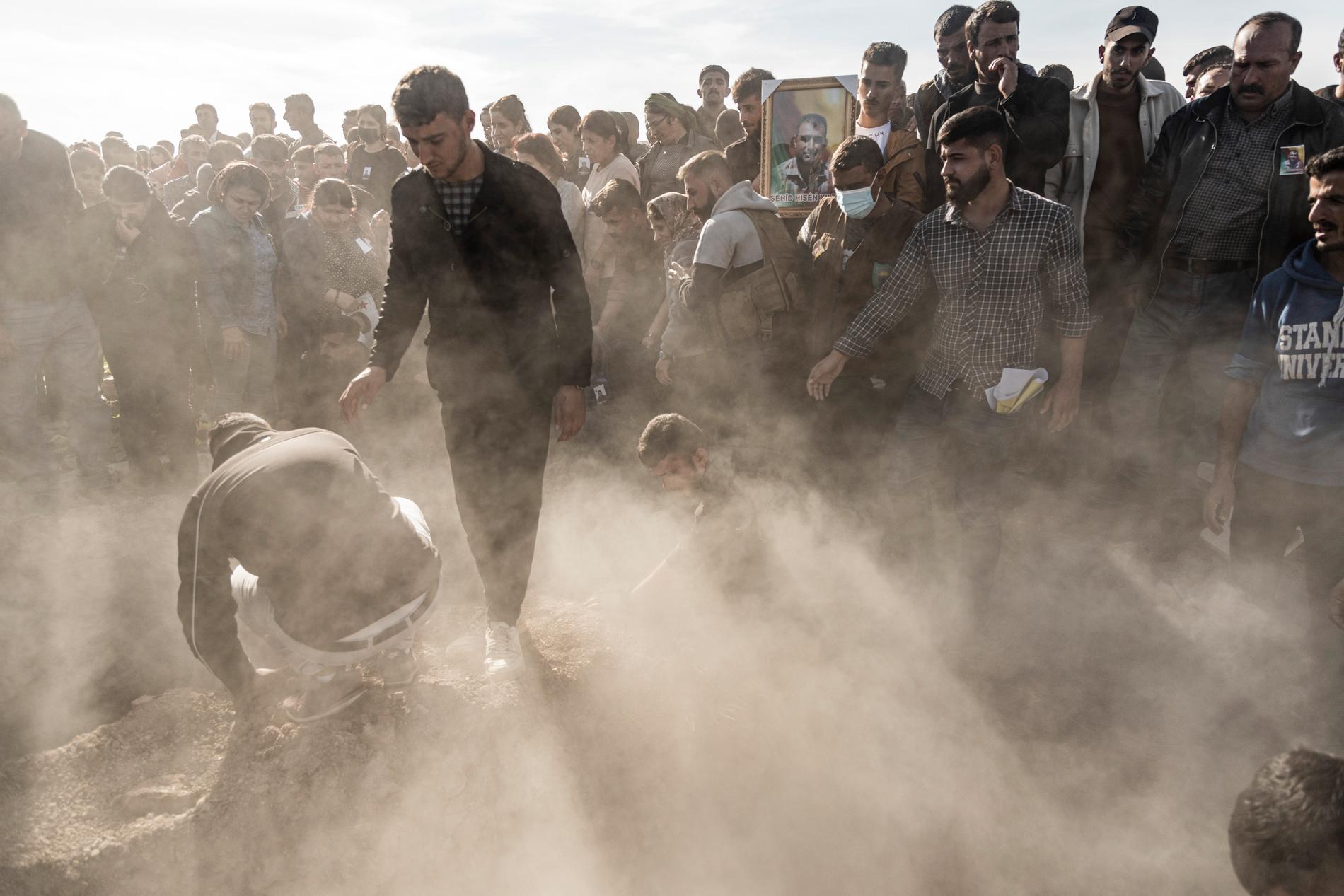 Syriske kurdere deltar på en begravelse for mennesker som er blitt drept i de tyrkiske luftangrepene. 