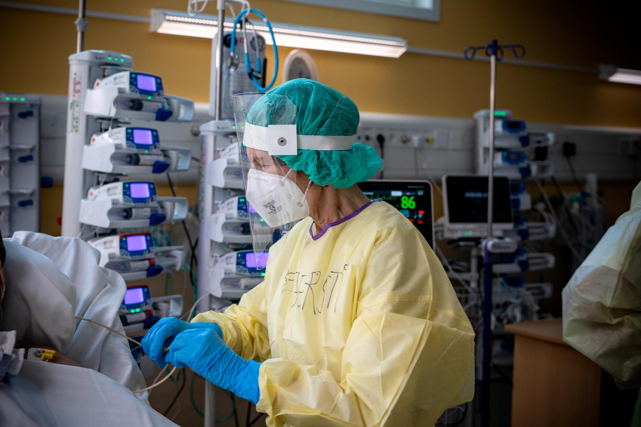 Leger og sykepleiere jobber med å redde covid-19-pasienter på Lovisenberg sykehus i Oslo. Kjersti Grytten (bildet) er intensivsykepleier ved avdelingen.