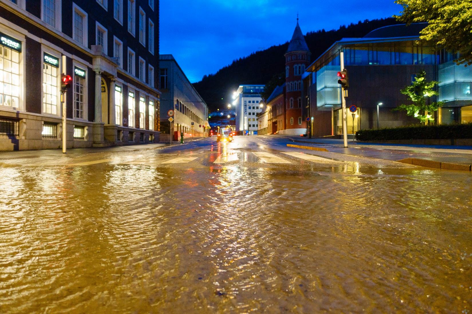 VANNLEKKASJE: Det var mye vann i Christies gate ned mot bybaneskinnene natt til mandag.