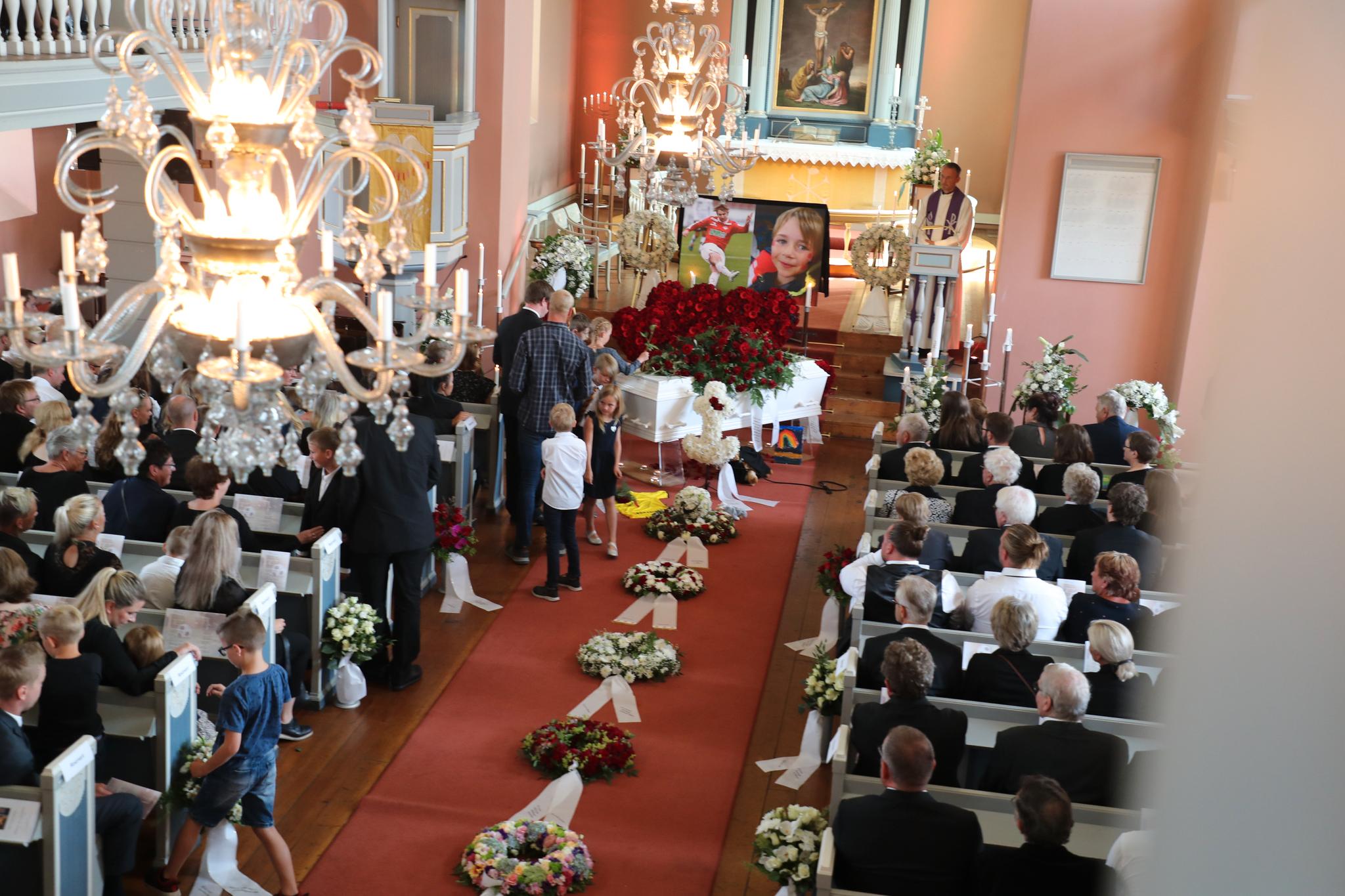 Begravelse for Kim André Nielsen og Benjamin Sørvang Nielsen fra Haug kirke i Hokksund.
Foto: Geir Olsen / NTB scanpix