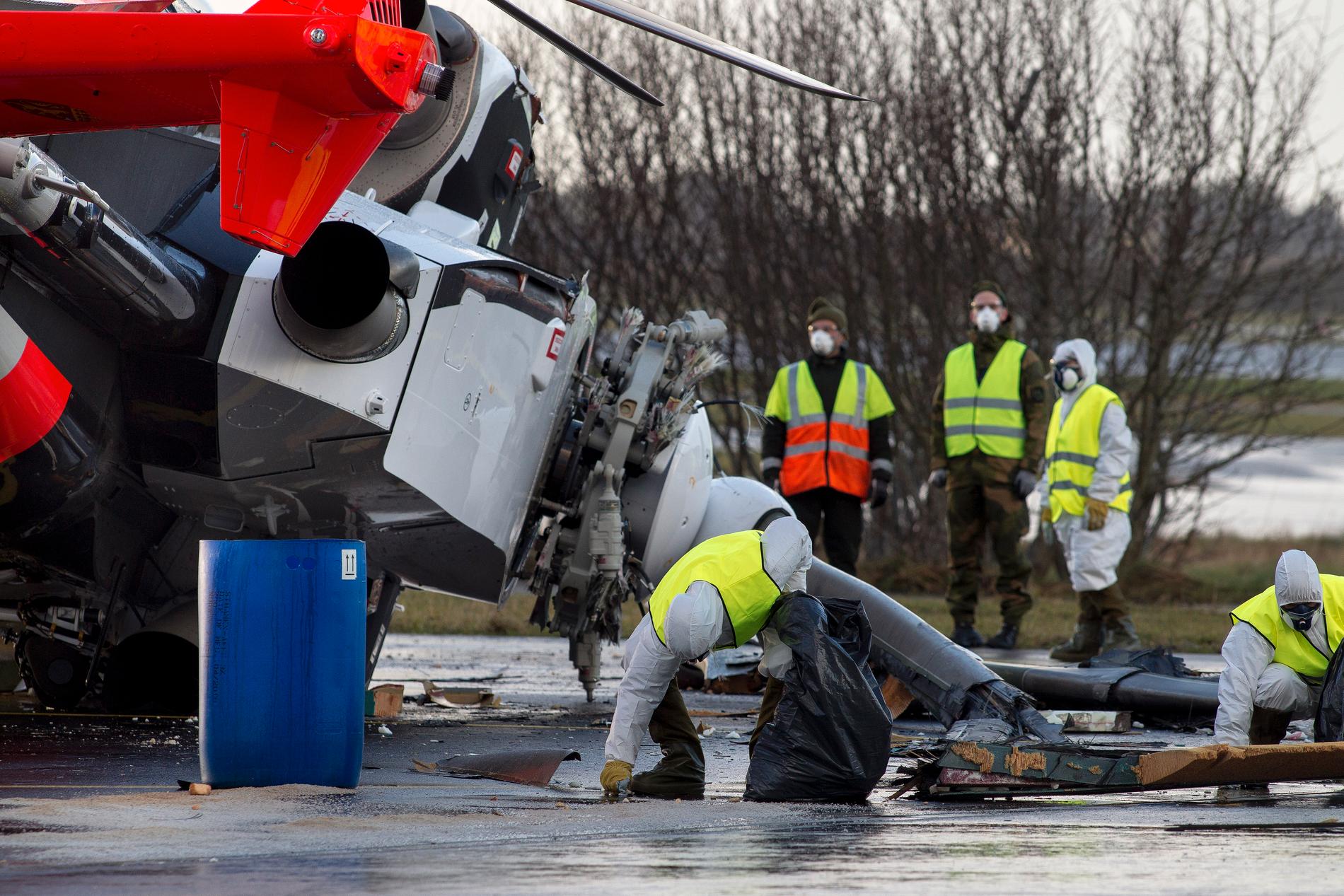 PÅ PLASS: Mannskaper fra Statens havarikommisjon for Forsvaret arbeidet lørdag ved redningshelikopteret til 330-skvadronen som veltet under testing, såkalt bakkekjøring, på Sola flystasjon fredag ettermiddag. 
