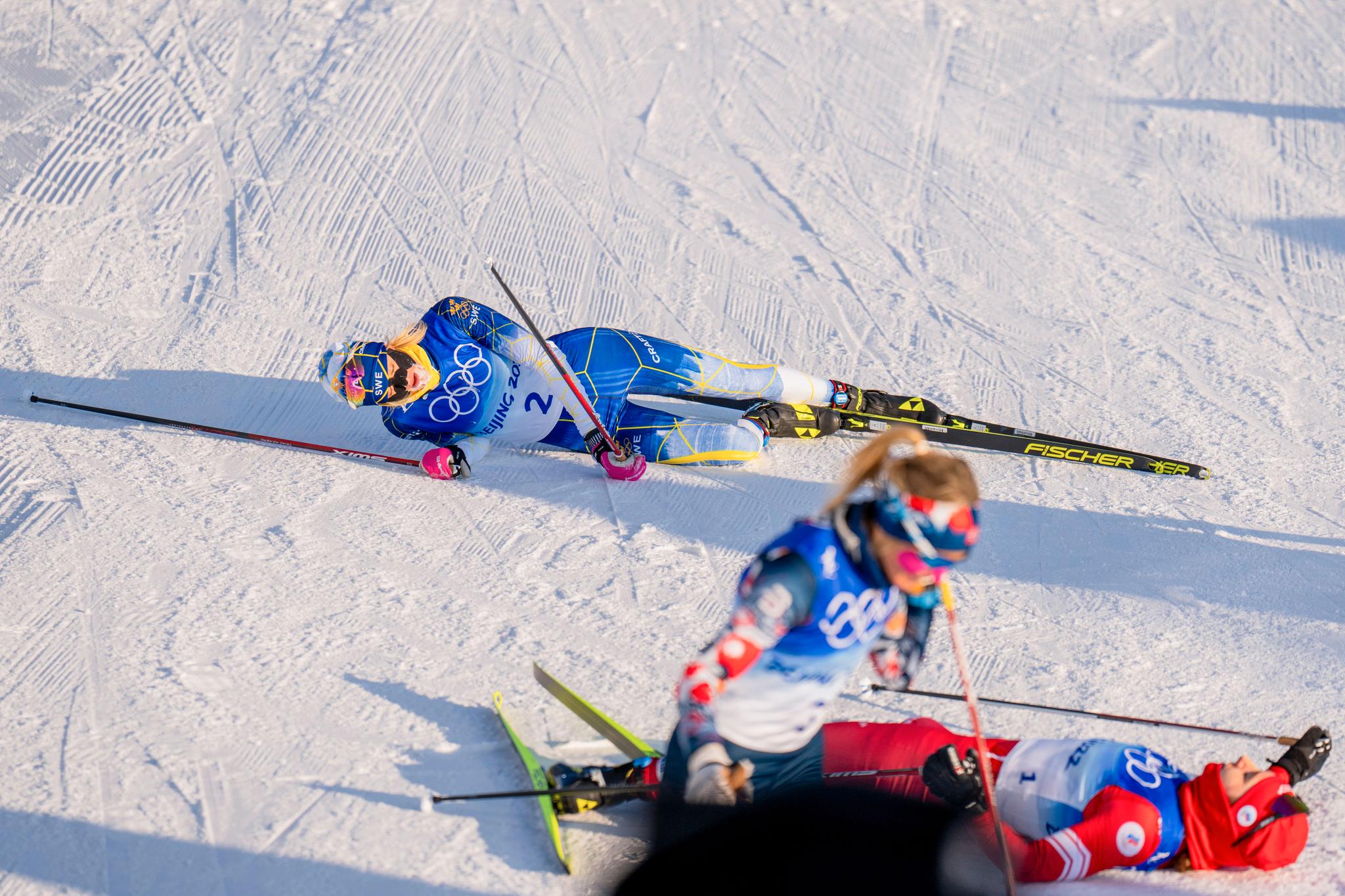UTSLITT: Frida Karlsson var så sliten at hun besvimte etter 15 kilometer fellesstart med skibytte. Therese Johaug vant, Natalja Neprjajeva (liggende nede til høyre) tok sølv.