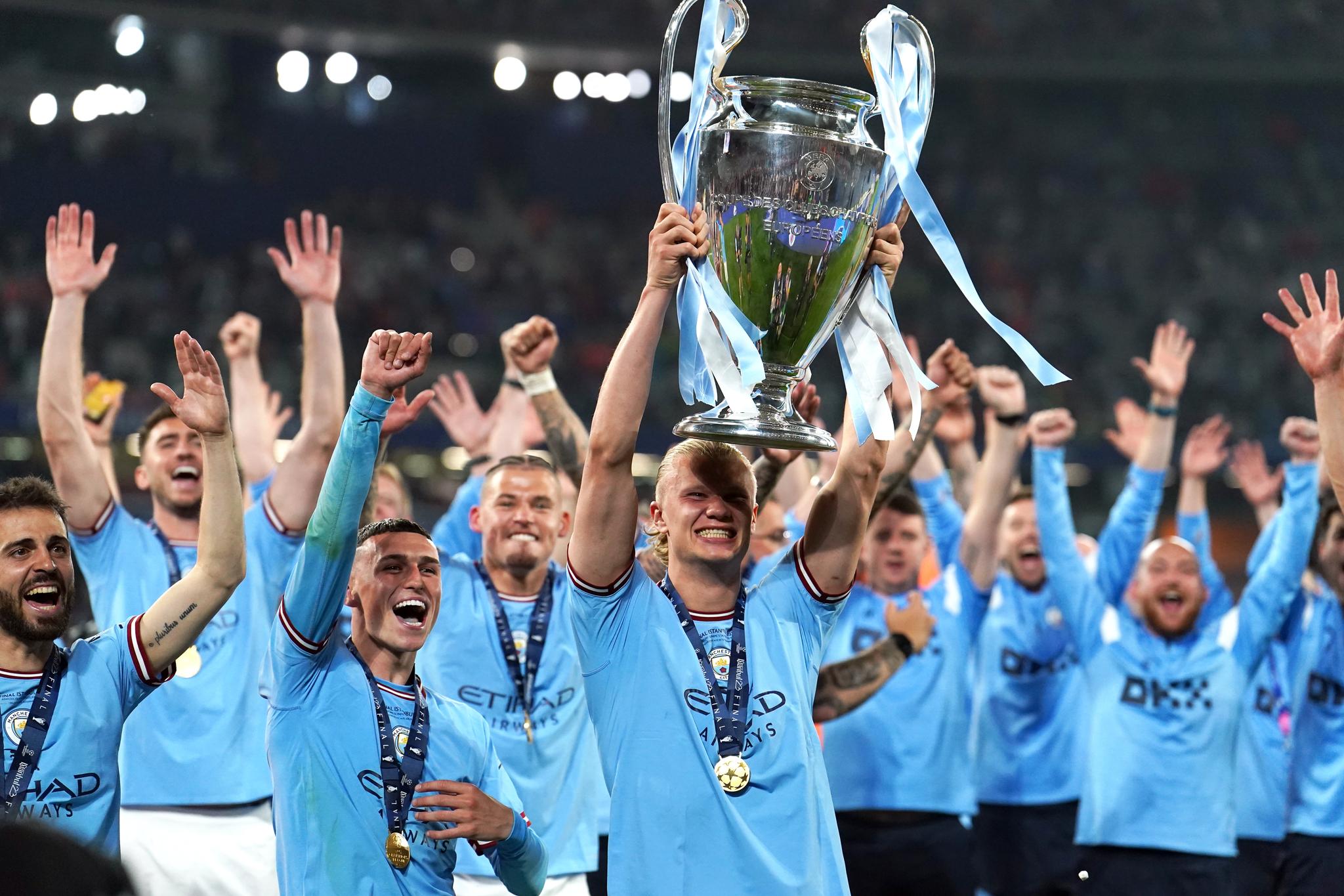  Erling Braut Haaland og Manchester Citys troféløft i fjor ble sendt på TV 2. Hvem som sender Champions League fra neste år er fortsatt uvisst. 