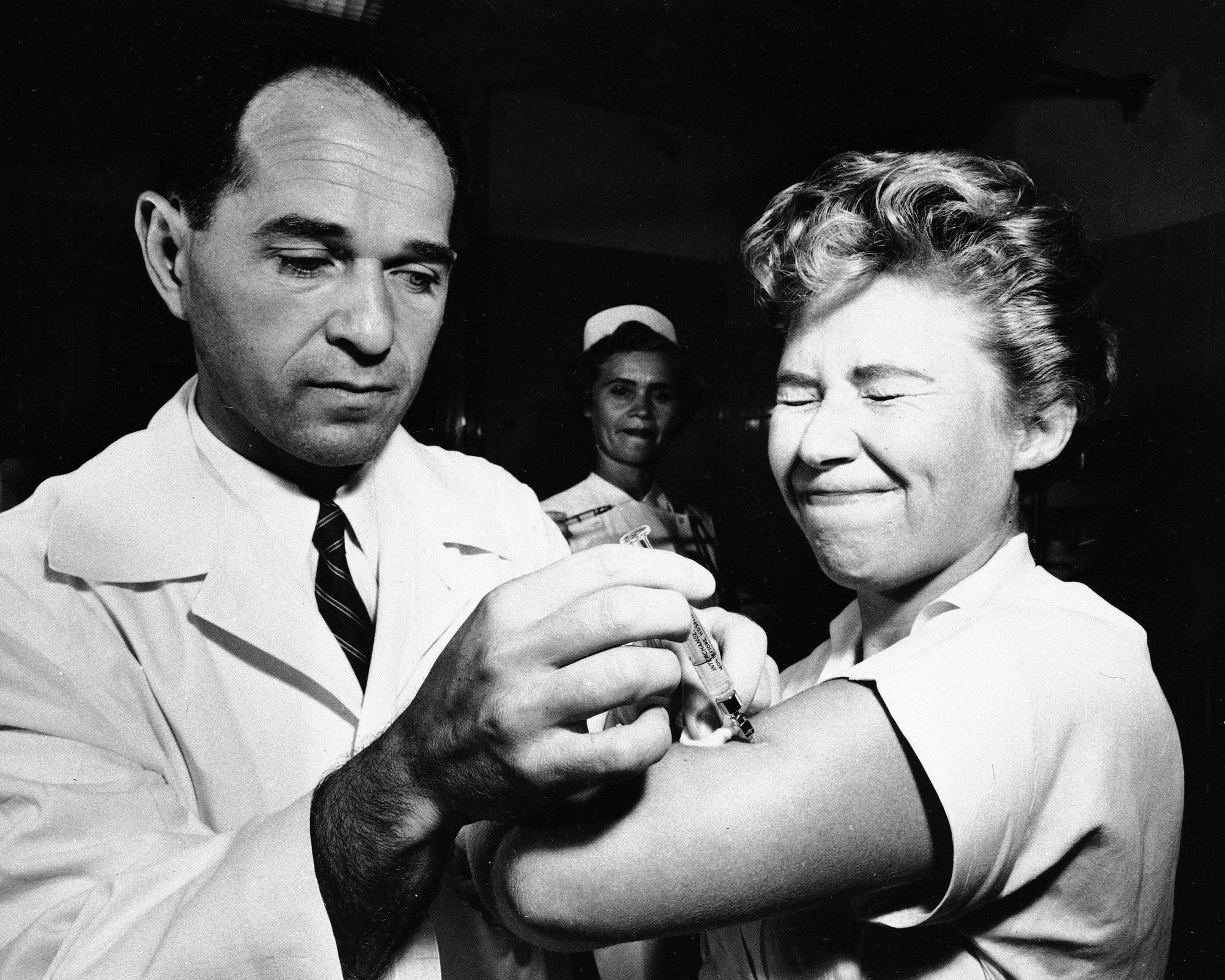 Bildet fra 16. august 1957 viser den første vaksinasjonssprøyten som ble satt mot asiasyken i New York. Dr. Joseph Ballinger vaksinerer sykepleier Marjorie Hill på Montefiore Hospital. Asiasyken tok livet av nærmere 70.000 amerikanere.  