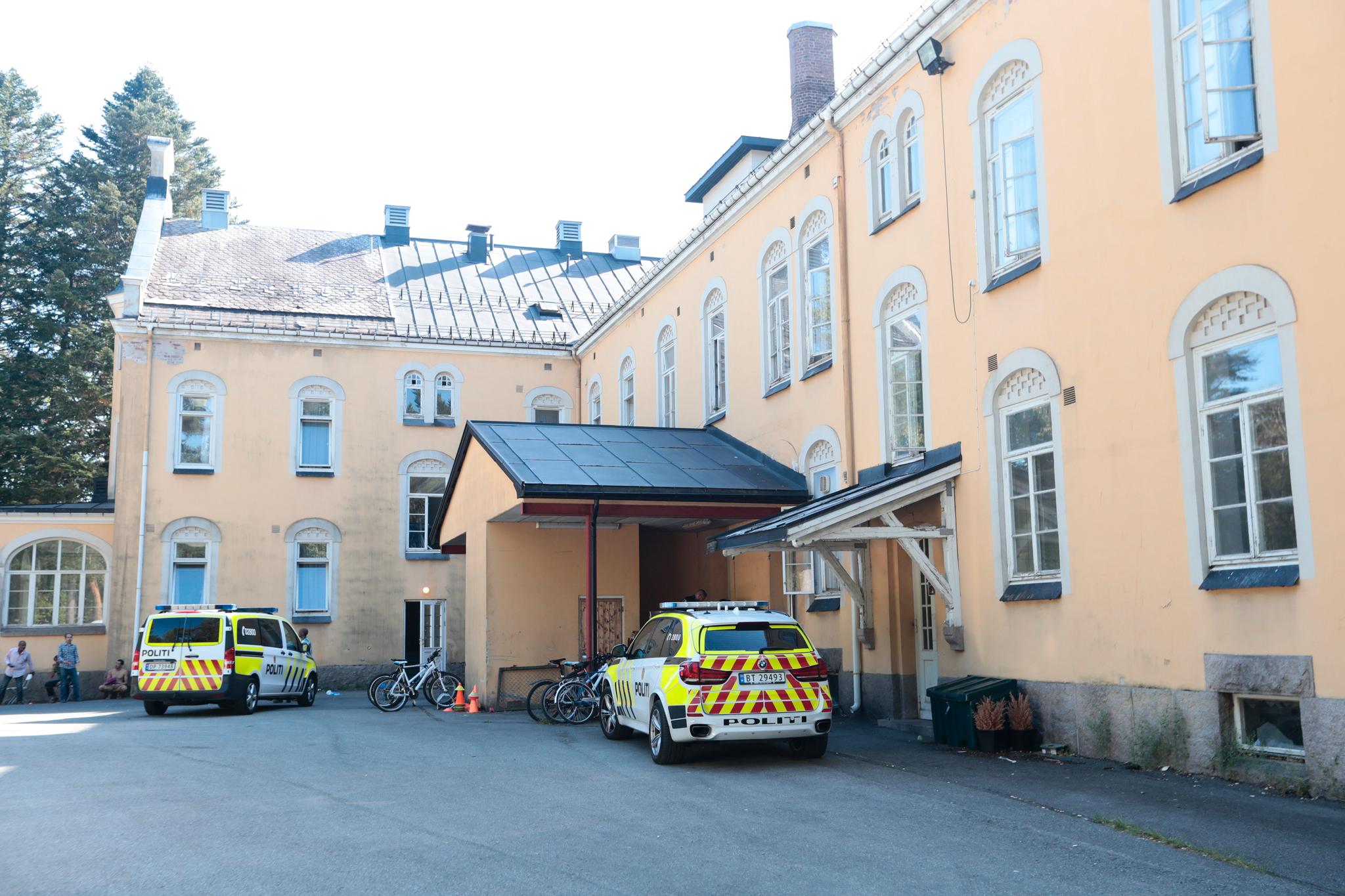 Politiet rykket ut med flere patruljer etter knivstikking på Dikemark asylmottak torsdag. Foto: Lise Åserud / NTB scanpix
