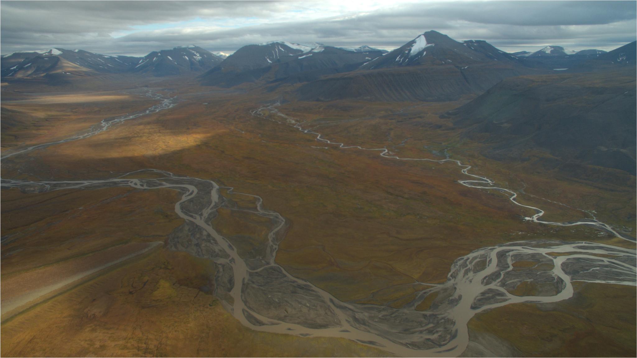Landskapet på Svalbard vitnar om breens effektive utgraving av vide dalføre og fjordar over tusenvis av år. Mindre sidedalar ber preg at rennande vatn har skjært seg ned i landskapet og danna elvesletter og vifteformer i dalmunningane. Desse karakteristiske spora fortel oss at landskapet har vore våtare før i tida.