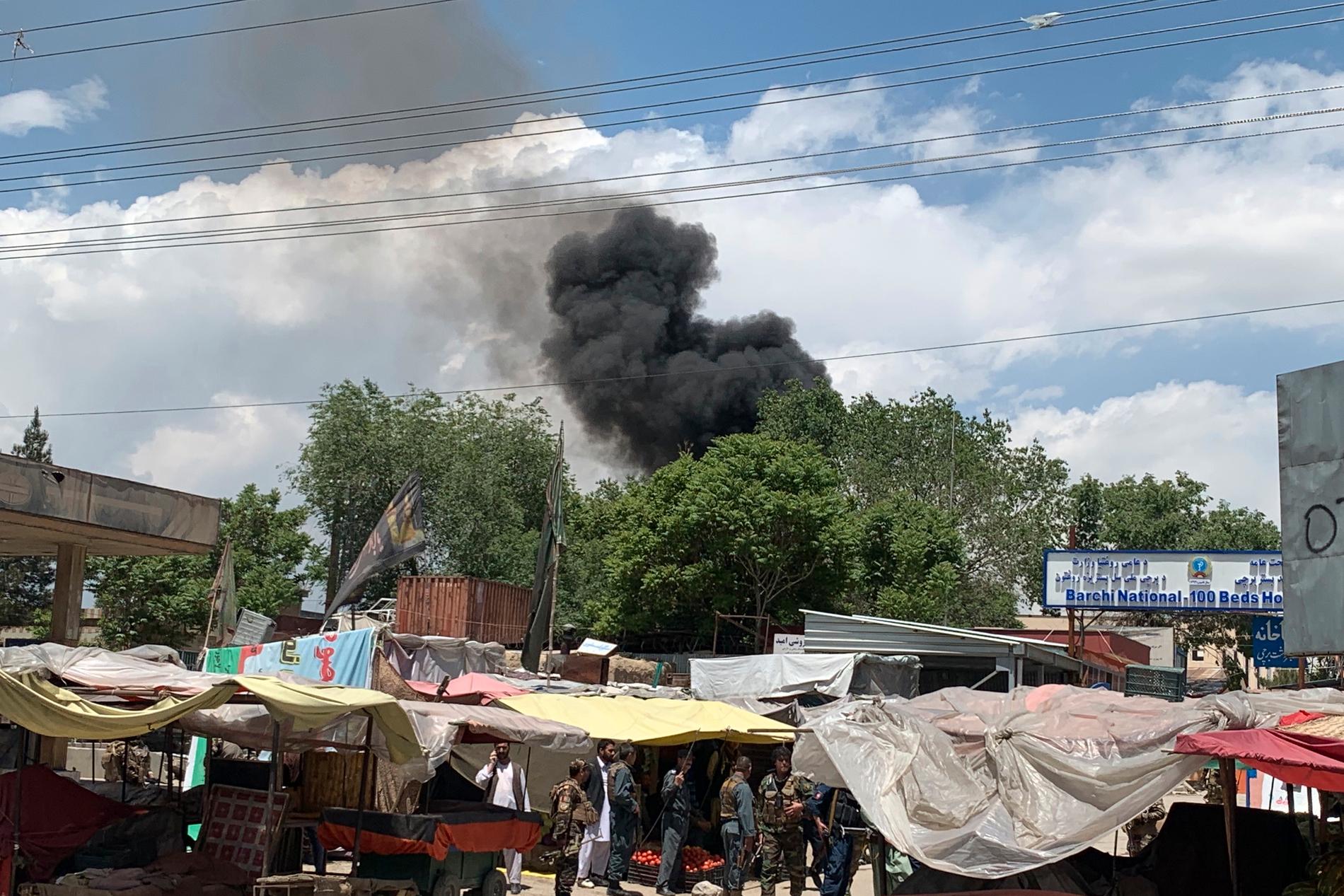 Svart røyk stiger opp fra sykehuset som tirsdag ble angrepet i Afghanistans hovedstad Kabul. 