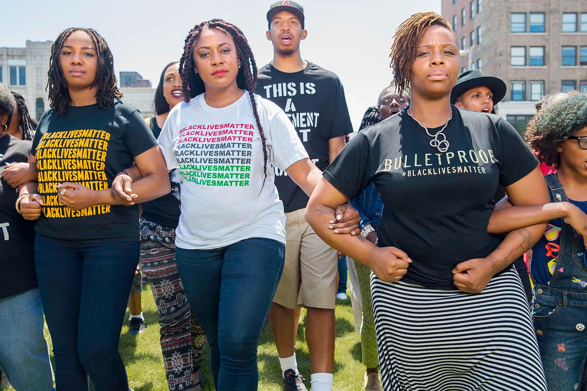 Grunnleggerne av Black Lives Matter, Alicia Garza, Patrisse Cullors og Opal Tometi, under en demonstrasjon i Cleveland i 2015.