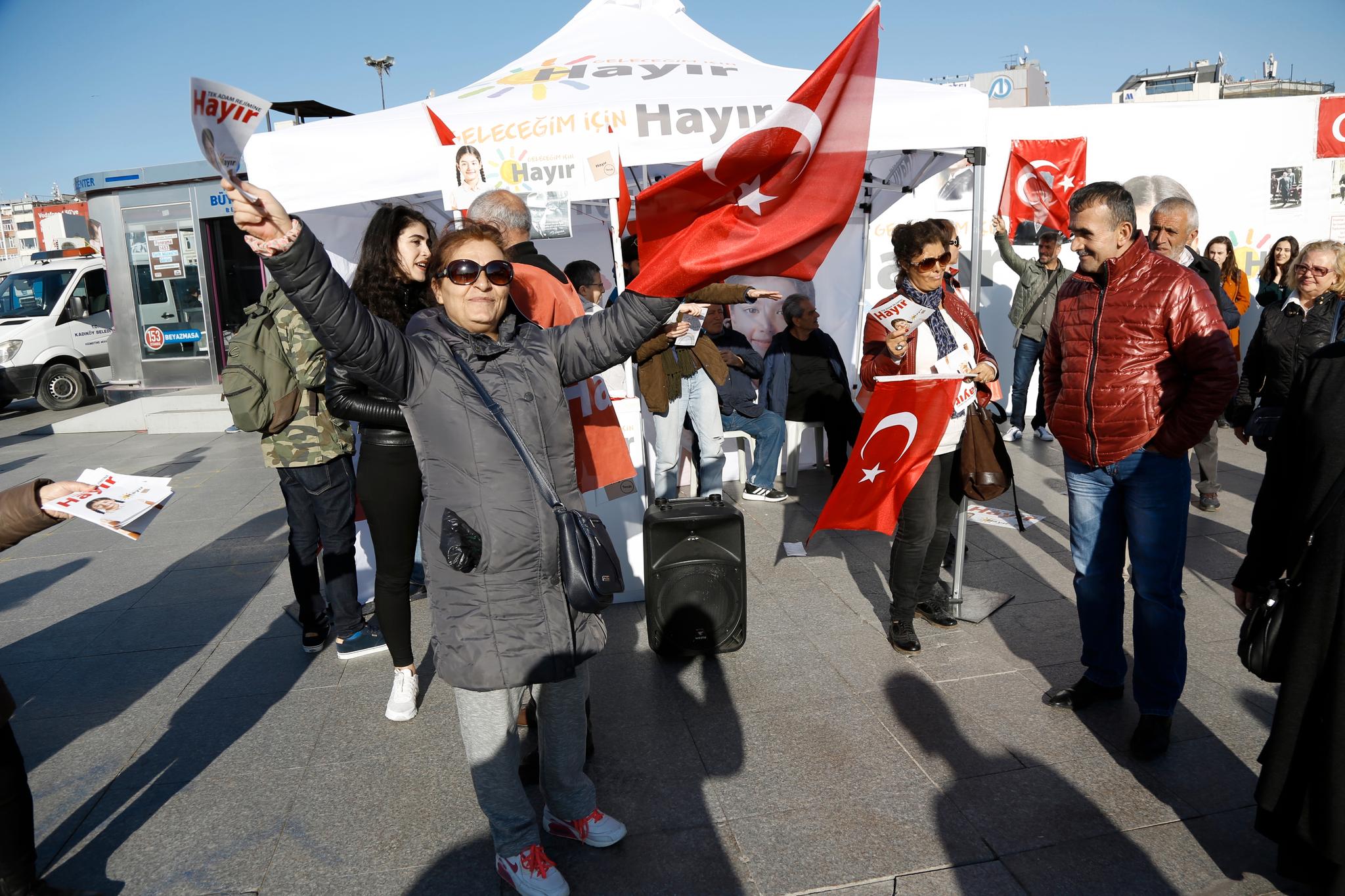 Nei-tilhengere forsøker å overbevise velgerne i Istanbul om ikke å gi mer makt til Erdogan.