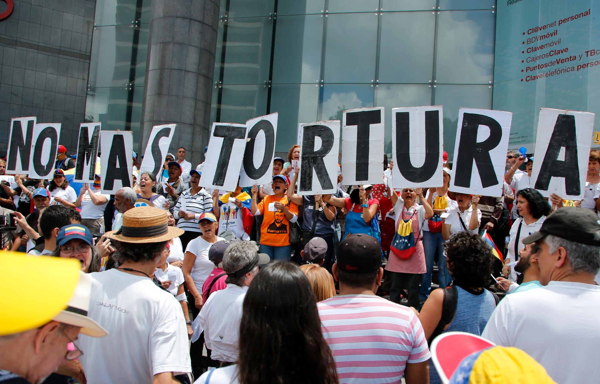Under en demonstrasjon mot president Nicolas Maduro i Caracas i juli, holdt demonstrantene opp plakater som sa «Ikke mer tortur».  Demonstrasjonen var en markering av at det er 208 år siden Venezuela frigjorde seg fra Spania.
