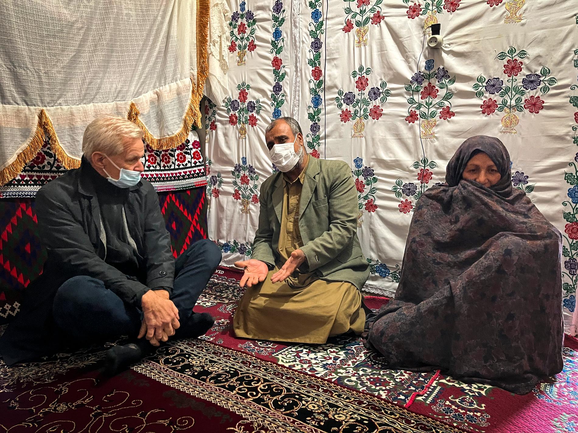 Flyktninghjelpens generalsekretær Jan Egeland ber omverdenen hjelpe Iran, som siden Talibans maktovertakelse har tatt imot 300.000 flyktninger fra Afghanistan. Iran var fra før hjem for over tre millioner afghanere, og denne uken besøkte Egeland ekteparet Mohammed og Khooshrang i Bardsir i Kerman-provinsen. 