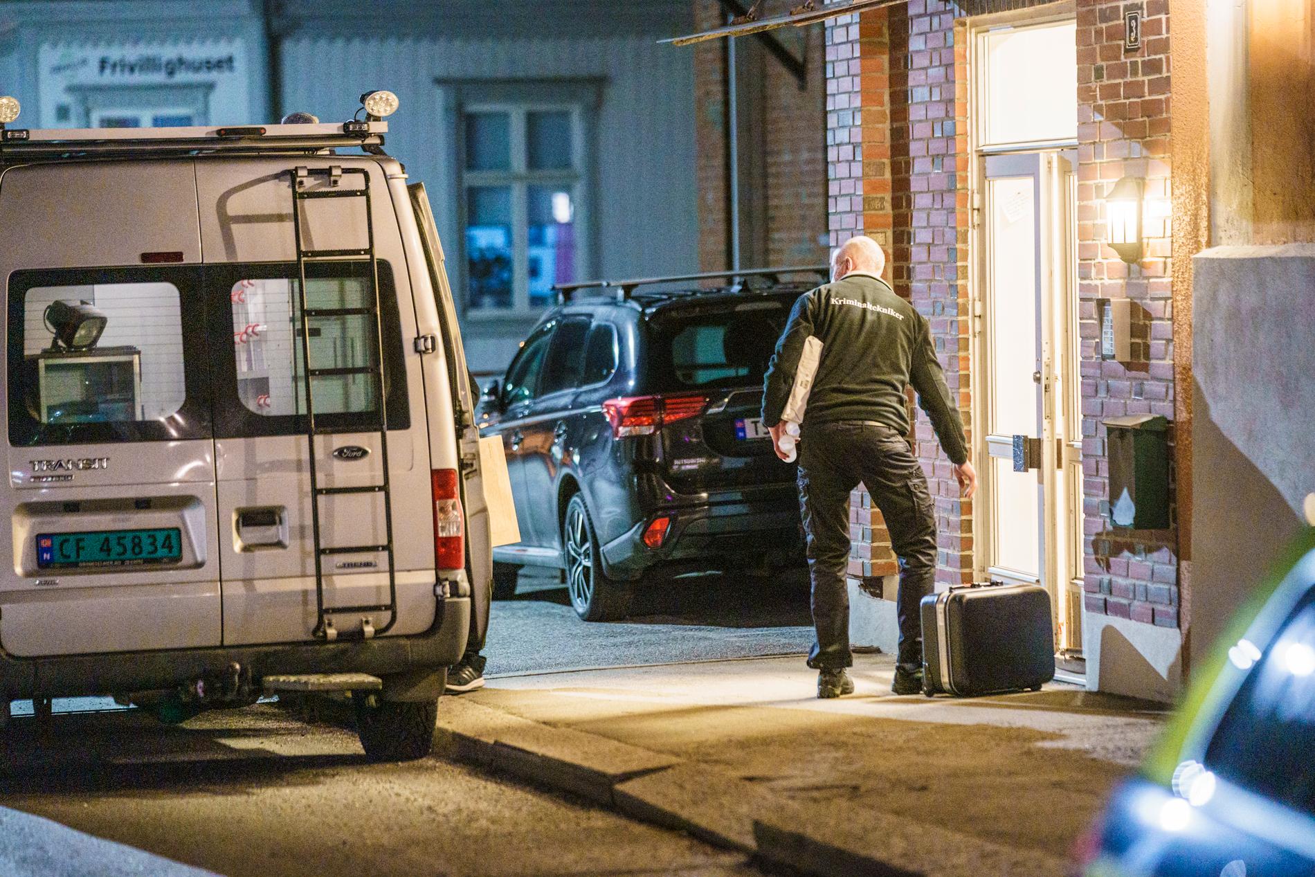 Kriminalteknikere på vei inn i leiligheten i Halden der en person ble funnet død mandag kveld. 