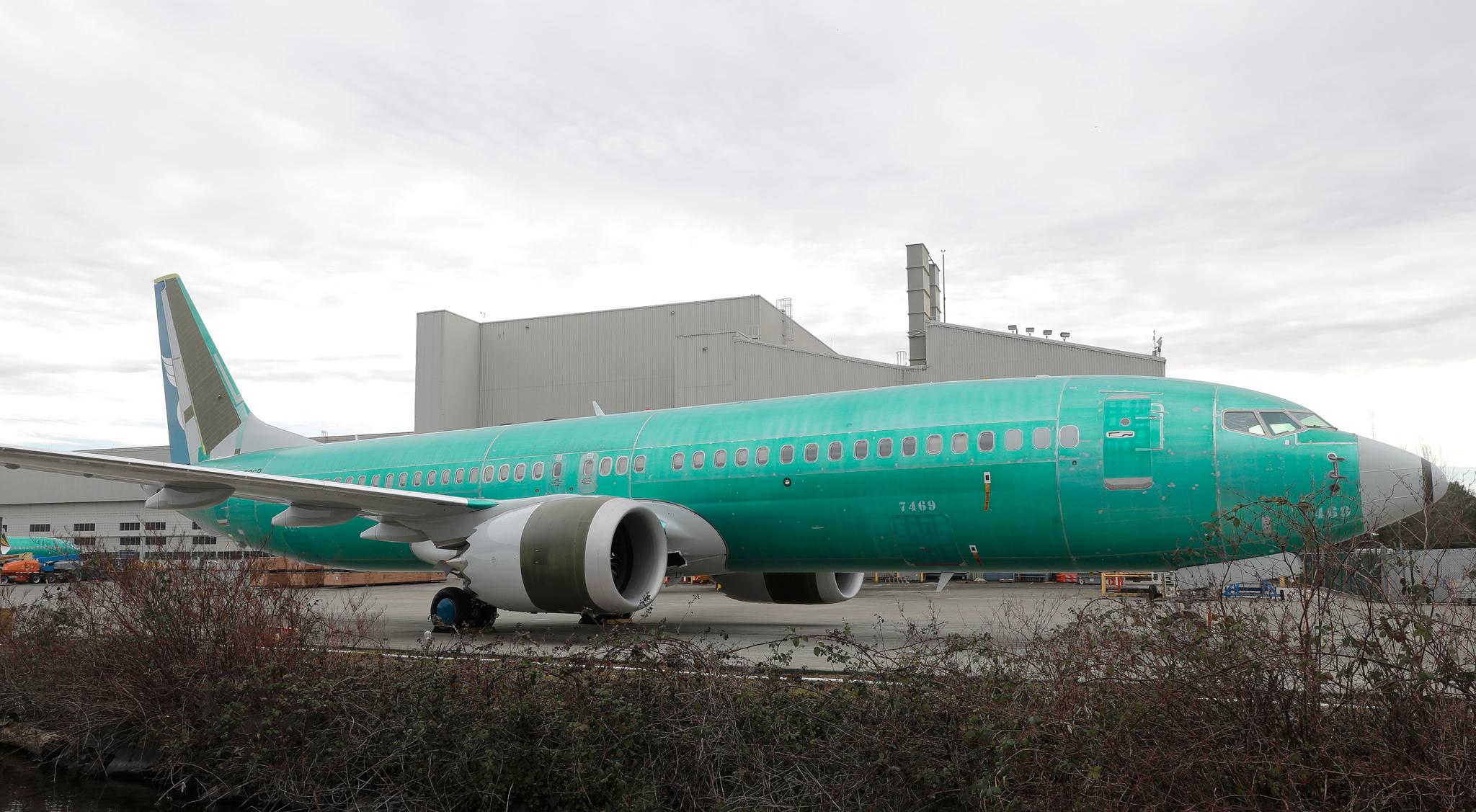 Dette Boeing 737 MAX 8-flyet skal leveres til Oman Air, men står nå parkert på produsentens fabrikk i delstaten Washington. Oman besluttet tirsdag å stenge sitt luftrom for flytypen.