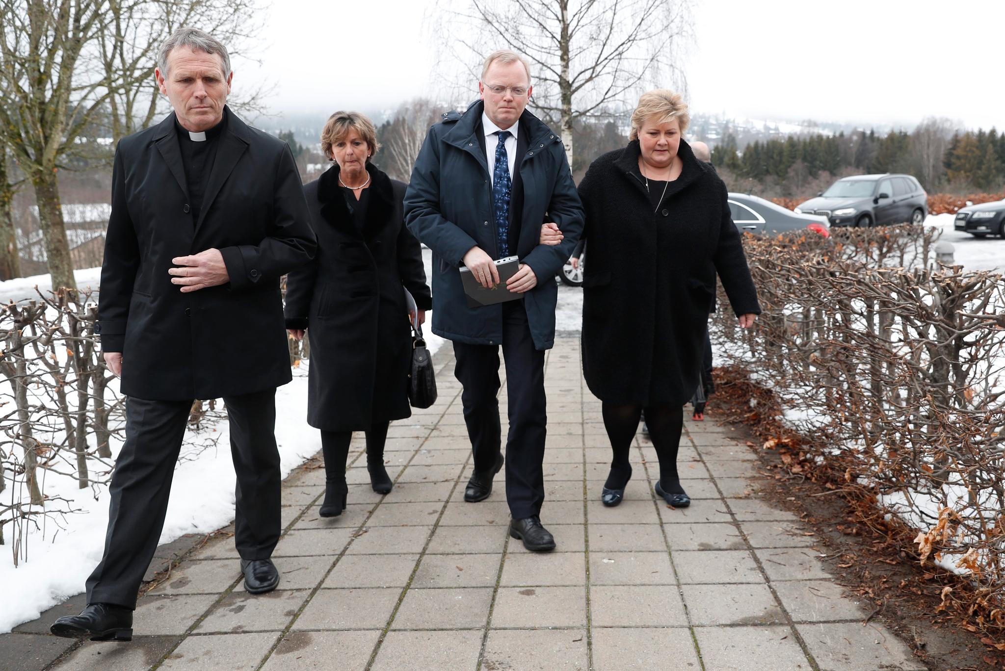 Statsminister Erna Solberg (H) og hennes mann Sindre Finnes ankommer bisettelsen til Kaci Kullmann Five i Lommedalen kirke mandag.
Foto: Håkon Mosvold Larsen / NTB scanpix